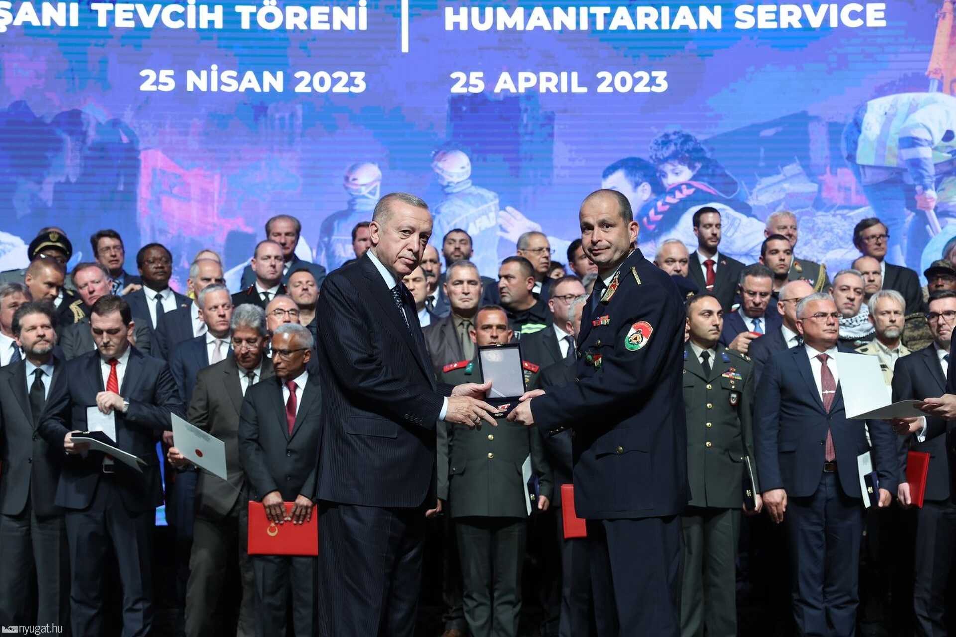 A török kormányfőtől kapott magasrangú elismerést a Hunor-mentőcsapat