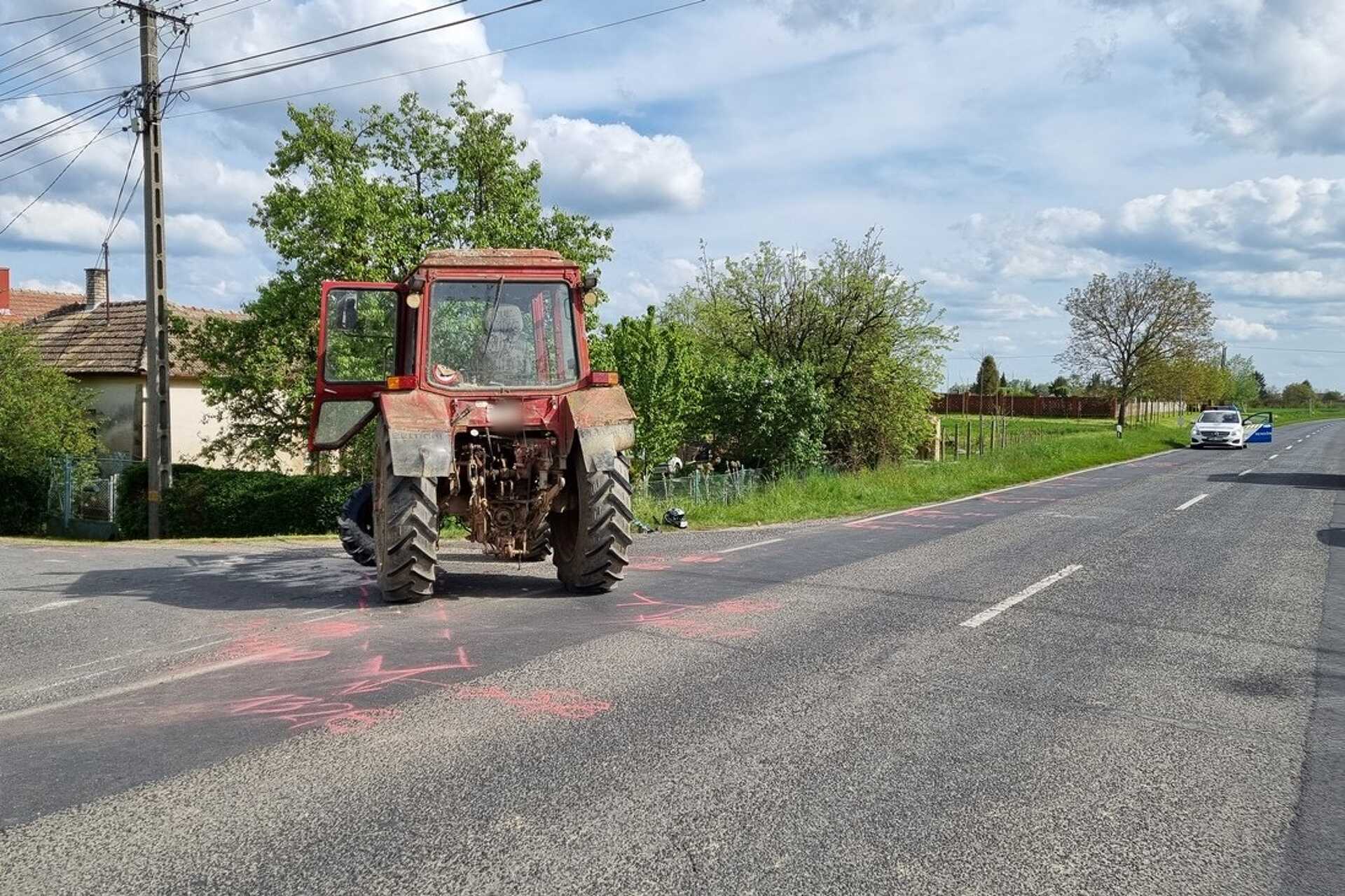 Motoros ütközött traktorral Hahóton