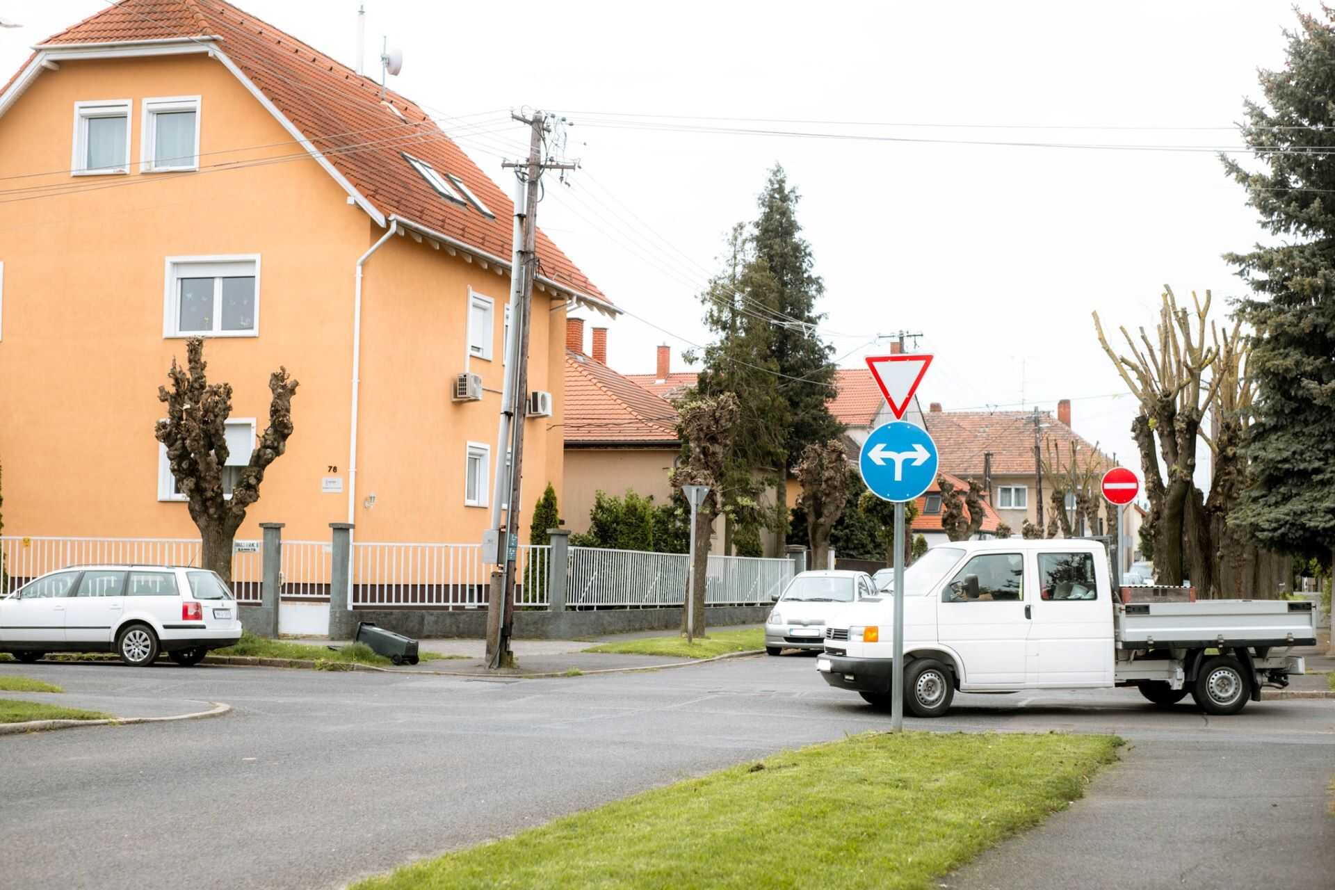 Új jelzőtáblák a Németújvár és a vitéz utcáknál