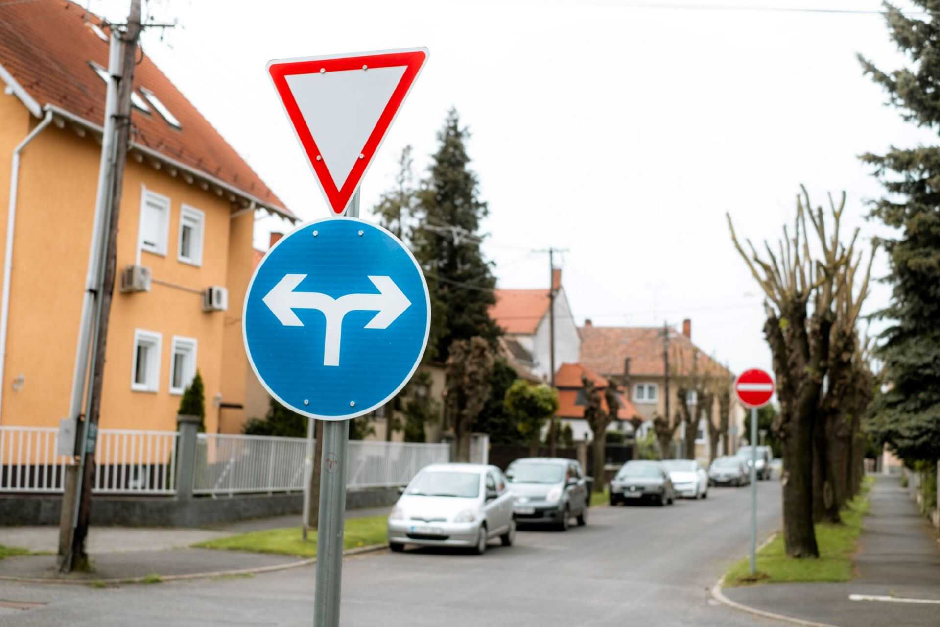 Új jelzőtáblák a Németújvár és a vitéz utcáknál