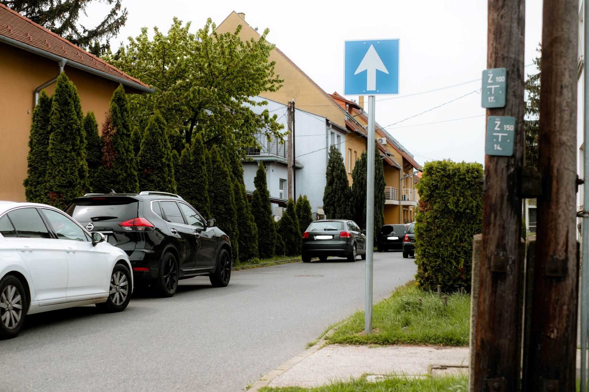 Új jelzőtáblák a Németújvár és a vitéz utcáknál