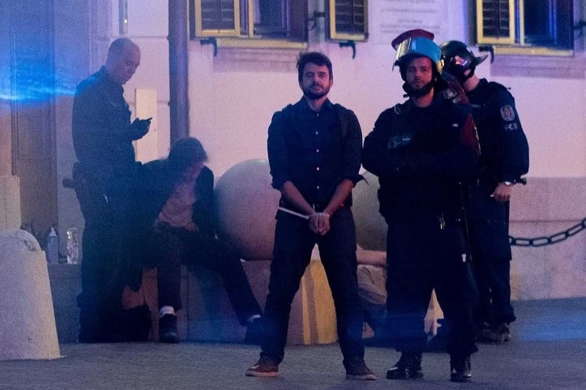 Tompos Márton rendőri őrizetben a budapesti tüntetésen