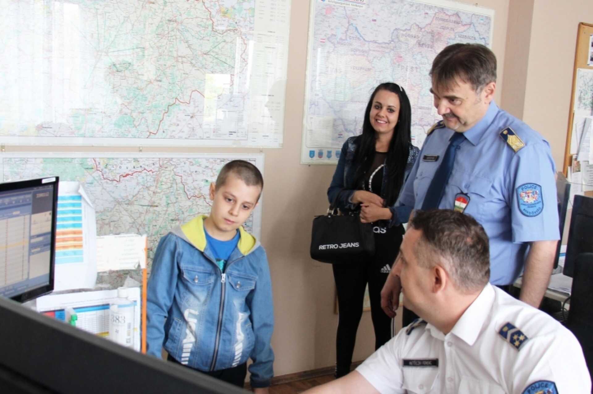 Mező Adrián édesanyjával a Szabolcs-Szatmár-Bereg Vármegyei Rendőr-főkapitányságon