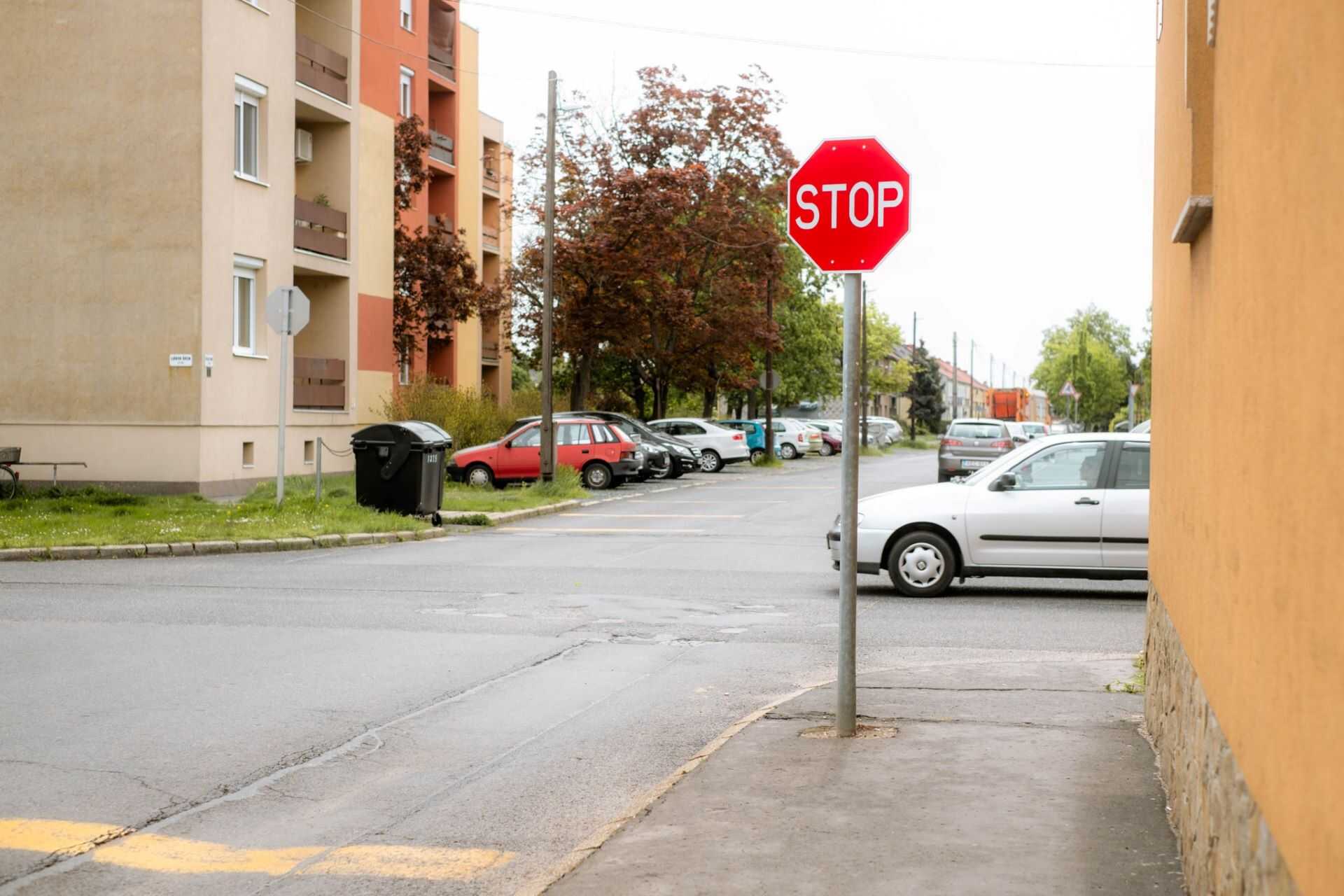 Új STOP-táblák a Jászai Mari utca és Gábor Áron utca kereszteződésében