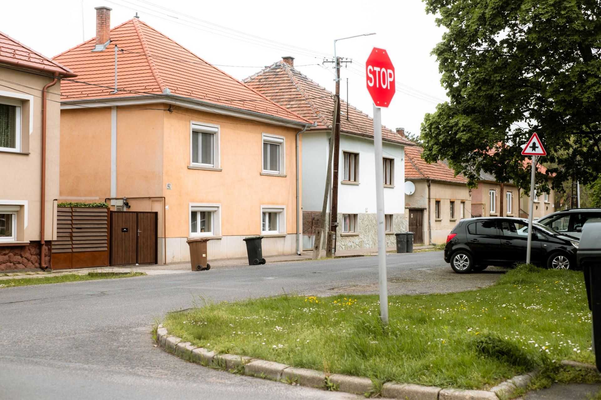 Új STOP-táblák a Jászai Mari utca és Gábor Áron utca kereszteződésében