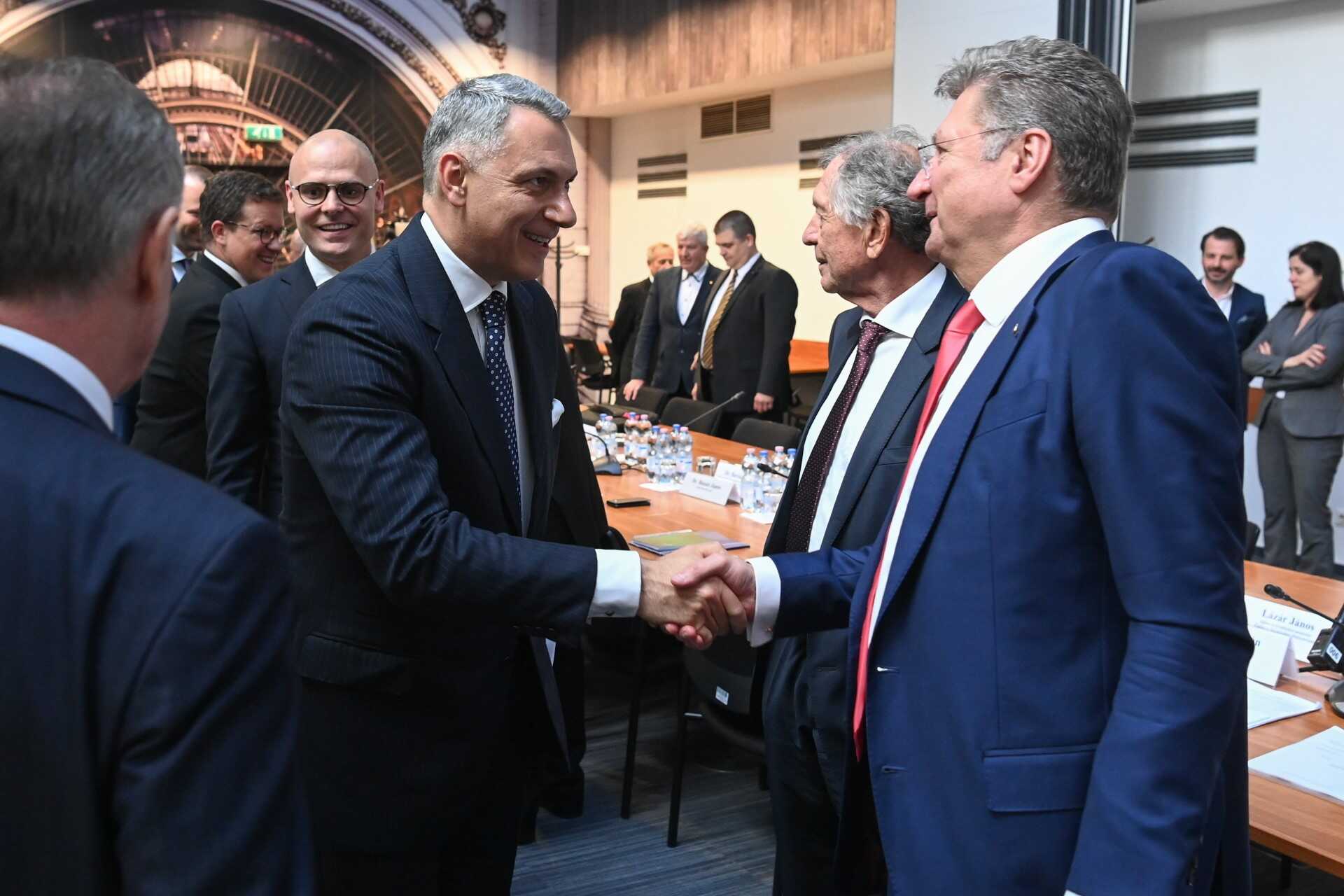Lázár János építési és közlekedési miniszter (b) és Parragh László, a MÁV Zrt. igazgatóságának tagja (j) kezet fog