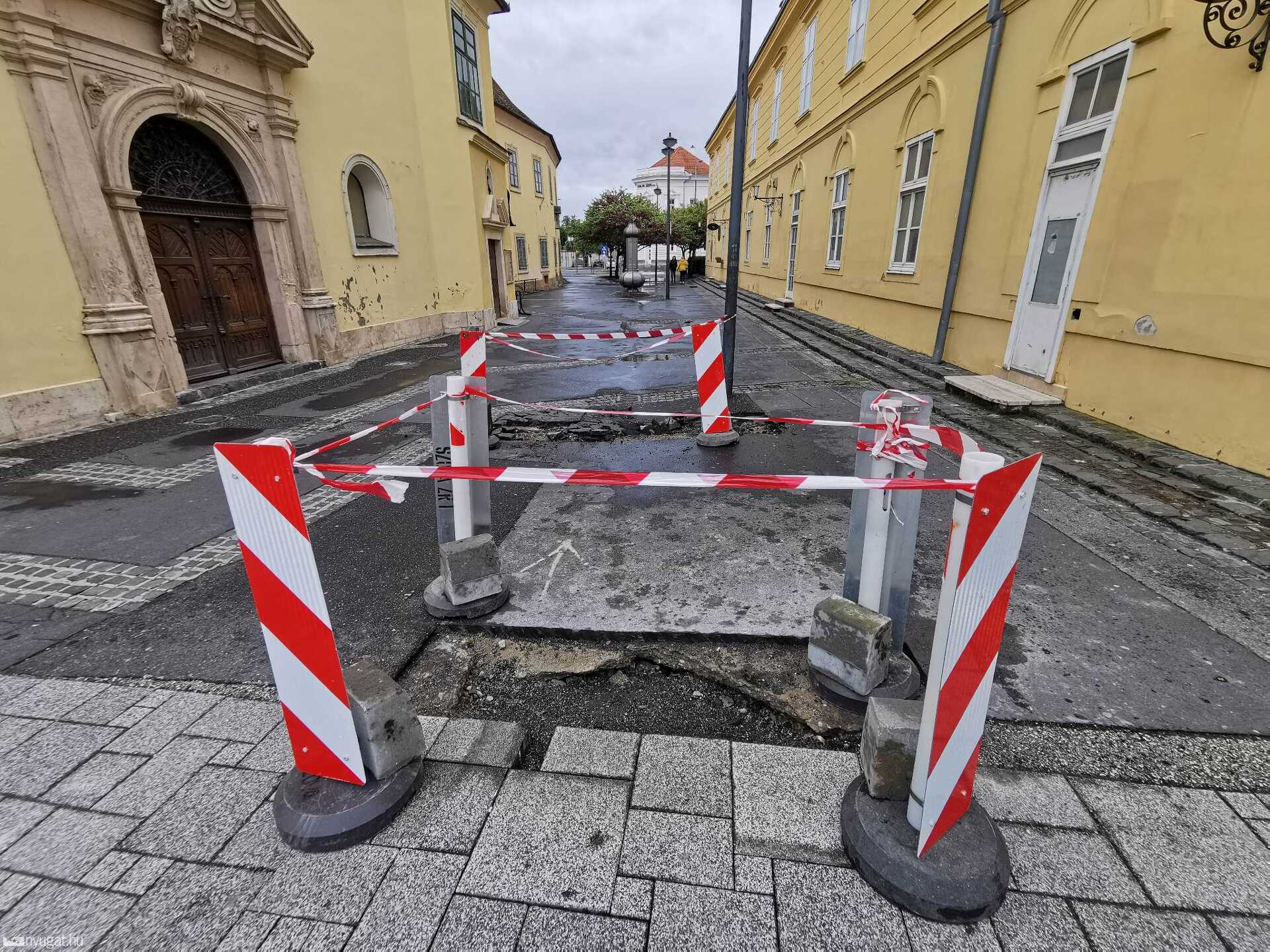 Beszakadt a járda a Ferences templom mellett