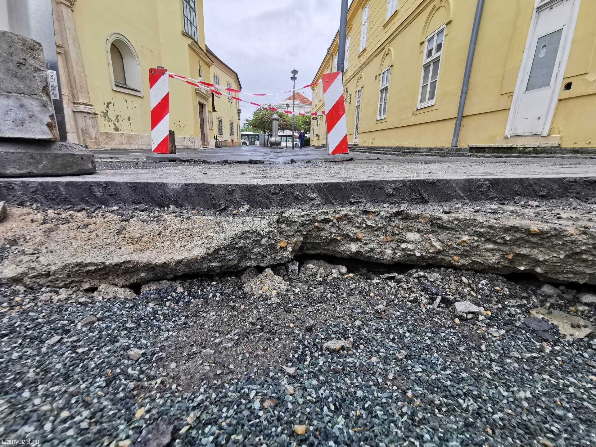 Beszakadt a járda a Ferences templom mellett