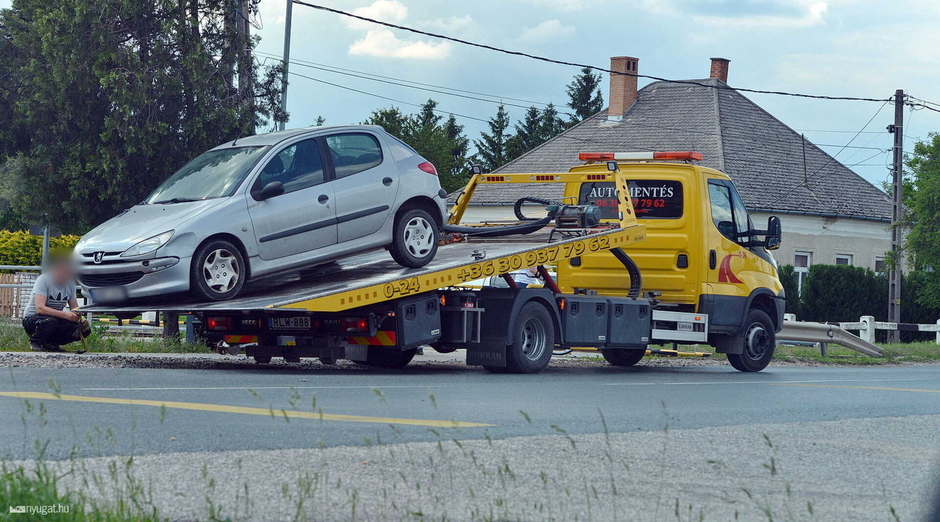 Fénysorompót döntött és szalagkorlátra hajtott egy Peugeot a 87-es főúton