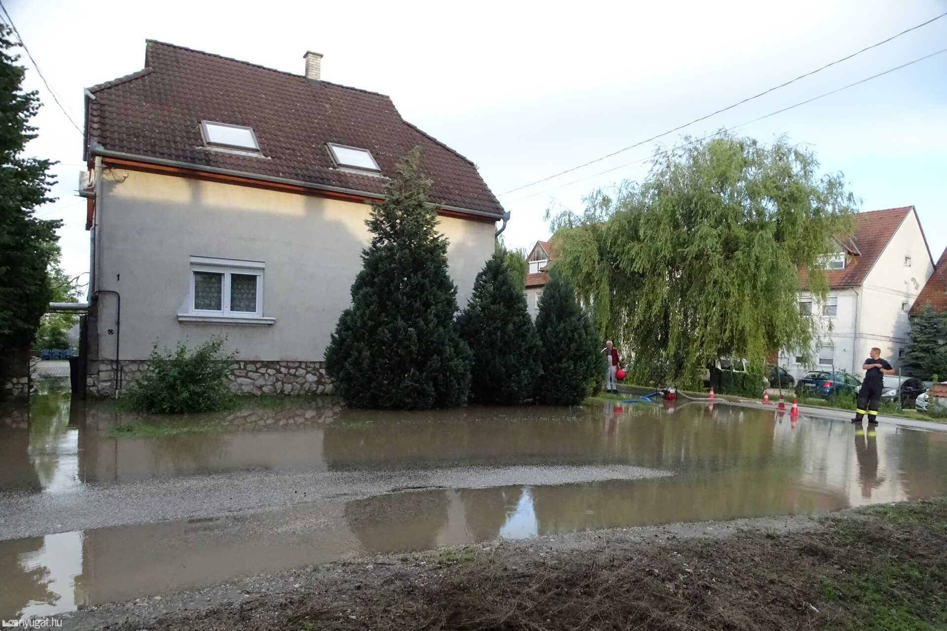 Pápa víz alatt