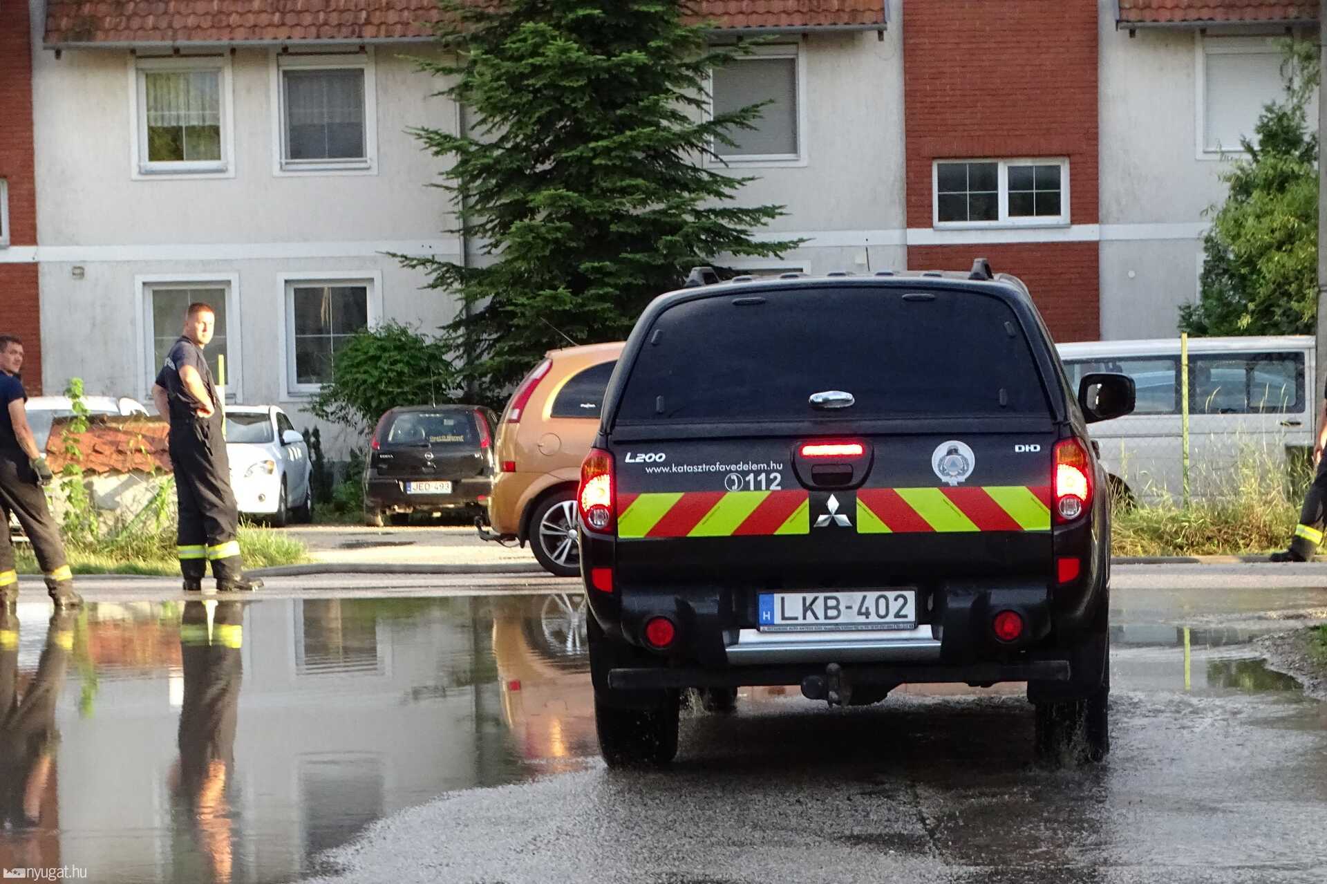 Pápa víz alatt