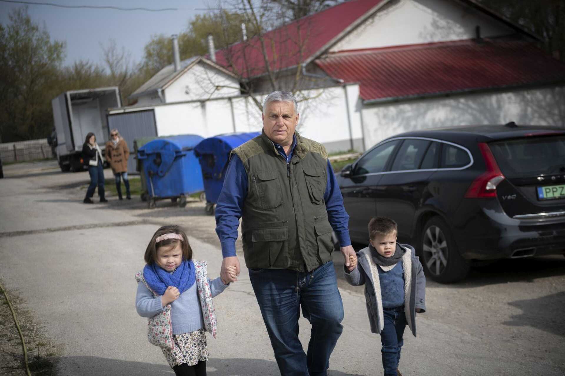 Orbán Viktor Sára lánya gyerekeivel, Johannával és János Fülöppel. Nekik születik majd testvérük, akiknek a nemét nem tudni.