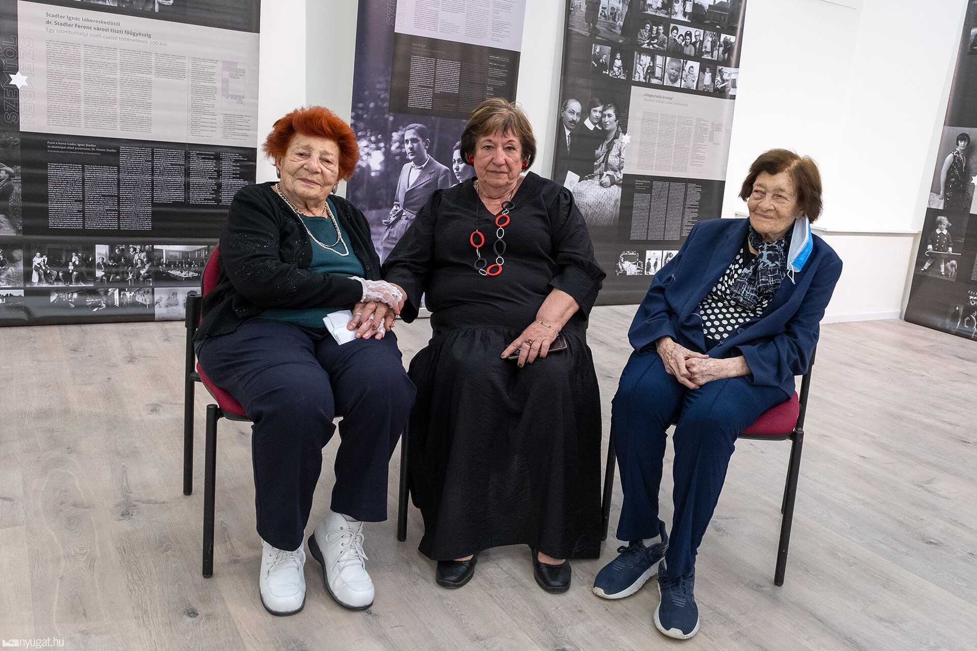 Balról Miron Eszter, mellette Szántóné dr. Balázs Edit, háttérben a Szombathelyről az izraeli Ramat Ganba érkezett  Szemtől Szembe kiállítás
