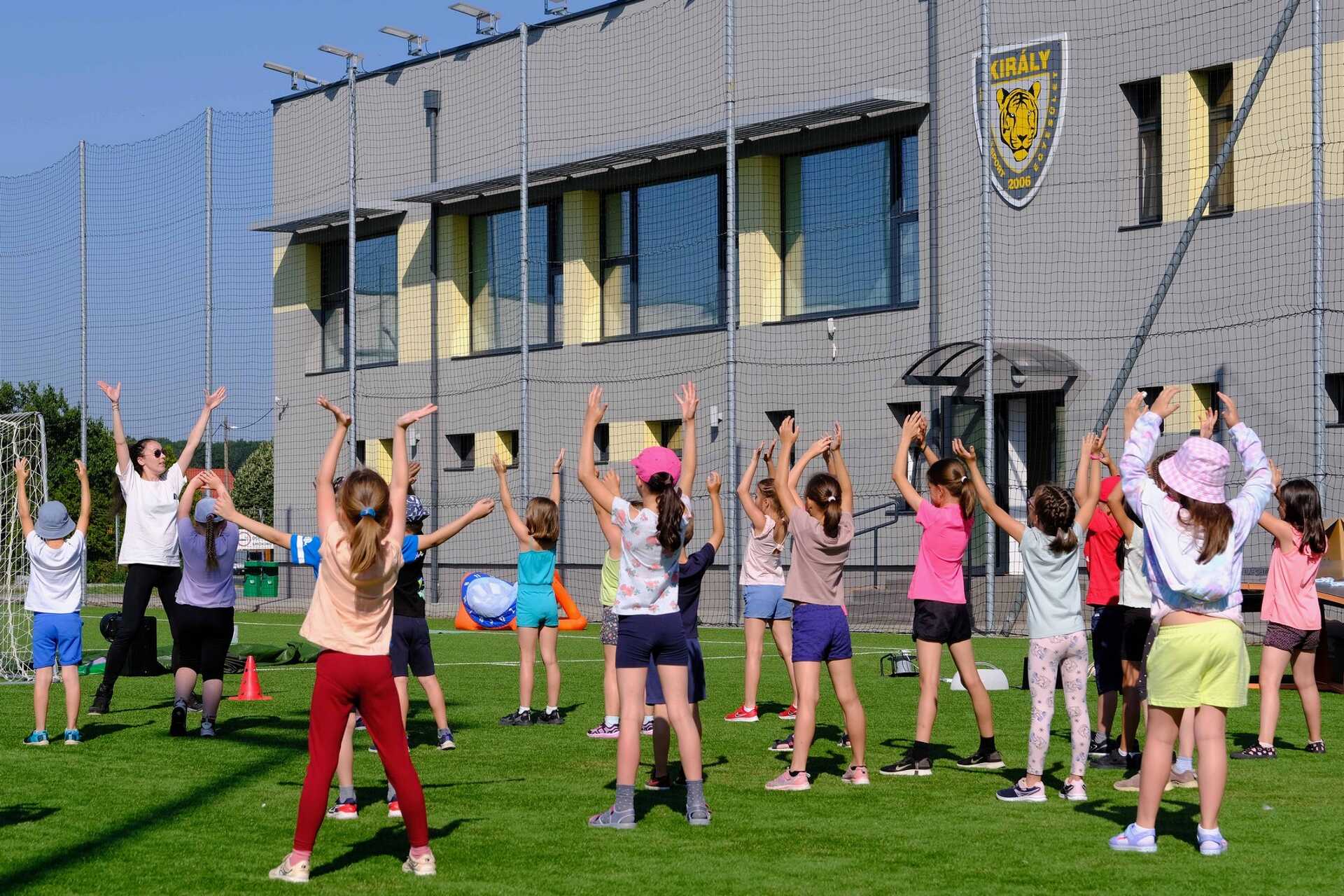 A gyerekek izgatottan érkeztek a Schaeffler Savaria nyári táborának első hetére. Színes játékok és aktivitások teszik változatossá a turnusokat: az első programpont zumba volt.