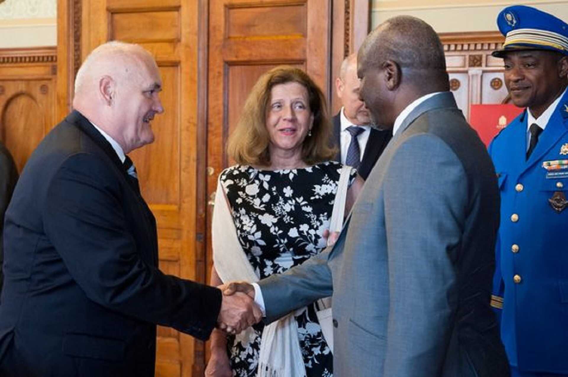 Hende Csaba és a nigeri védelmi miniszter