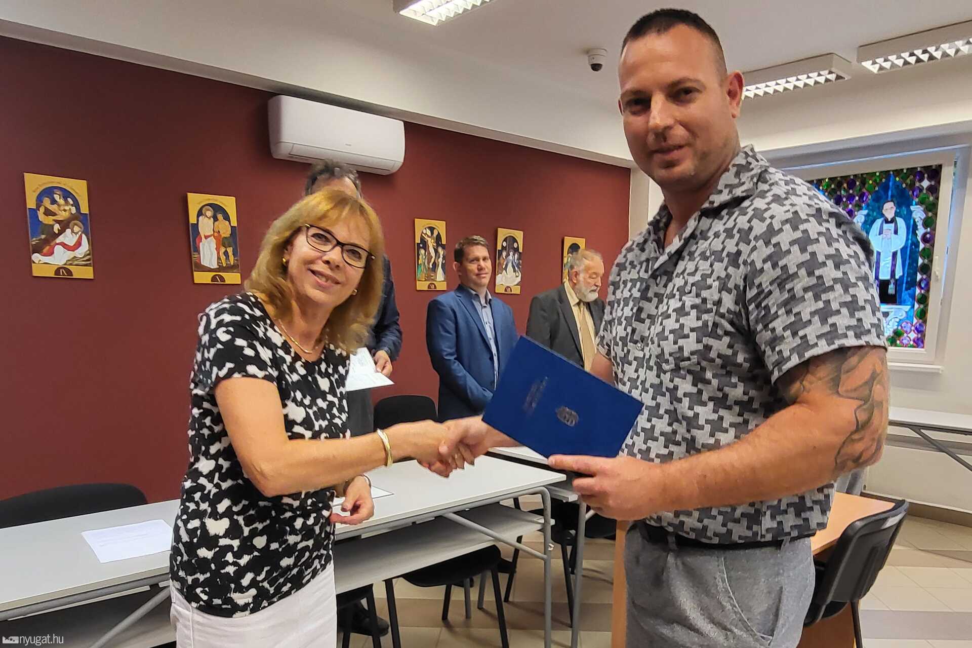  Gelle Krisztián boldogan vette át bizonyítványát. 