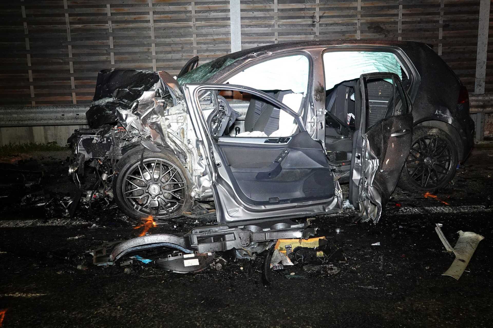 Hárman meghaltak, miután átrepült egy autó a szalagkorlát felett az M5-ösön