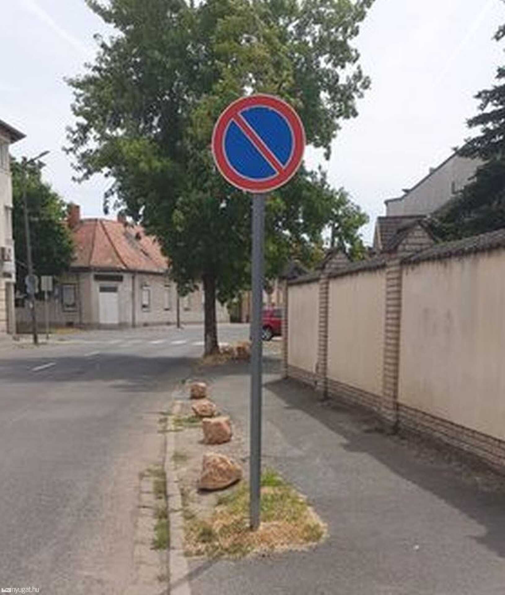 Várakozni tilos tábla és kövek a Mátyás király utcában