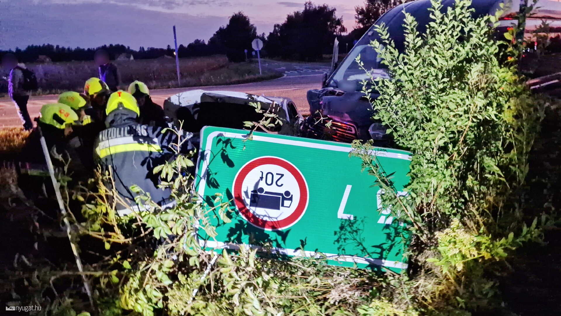 Kanyarodó Hyundait tolt árokba egy Ford kisbusz a 84-es főúton, Sajtoskálnál