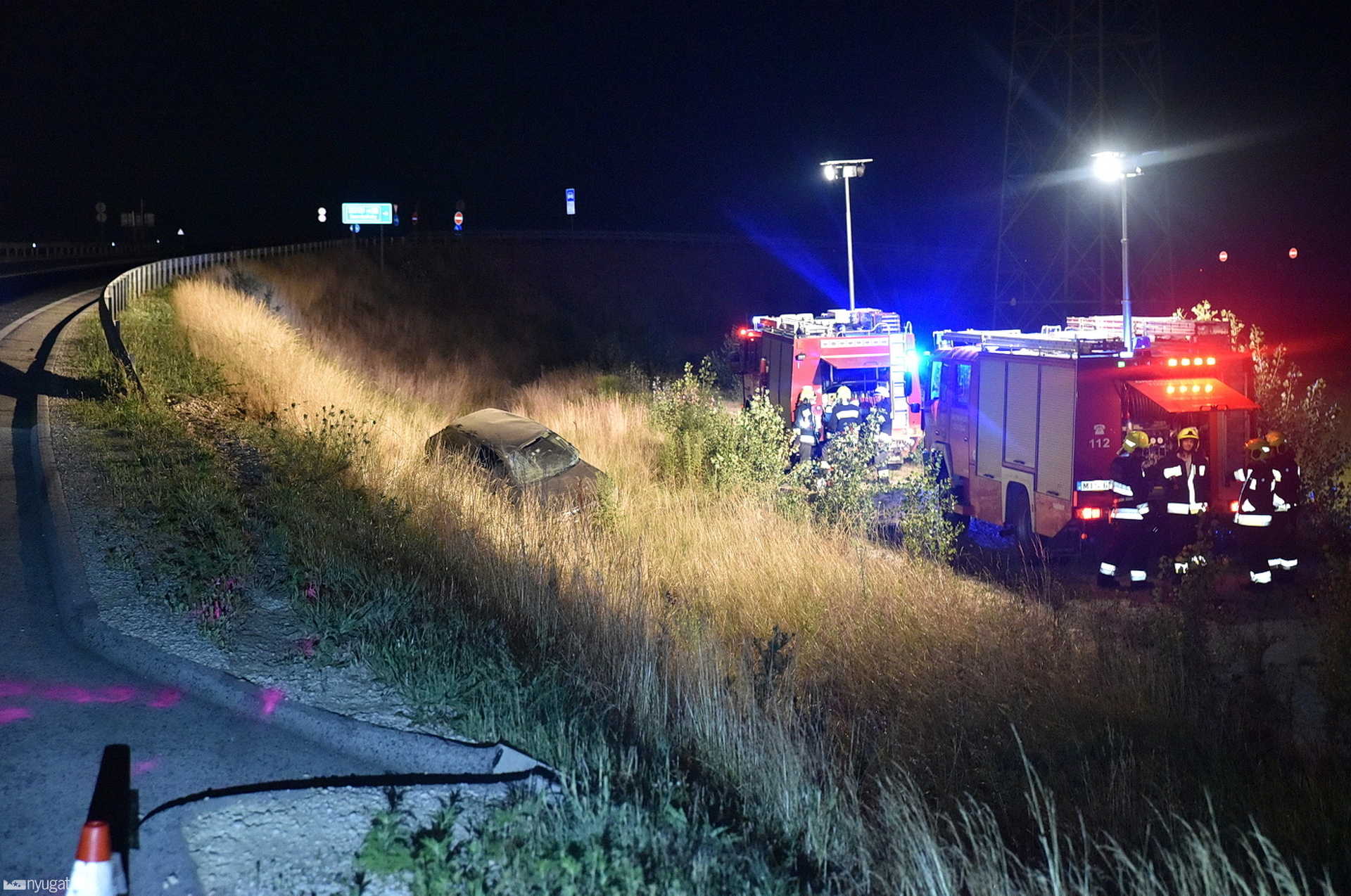 A szalagkorlát rossz oldalán hajtott az Audi vezetője