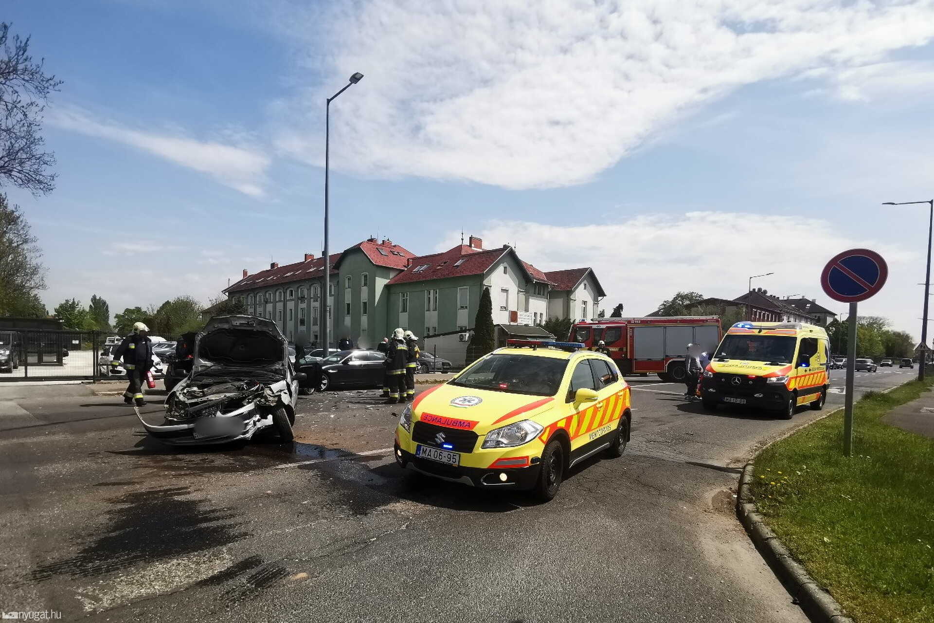 Parkoló Jaguarnak csapódott Audi - Renault hajtott el a Stop tábla ellenére