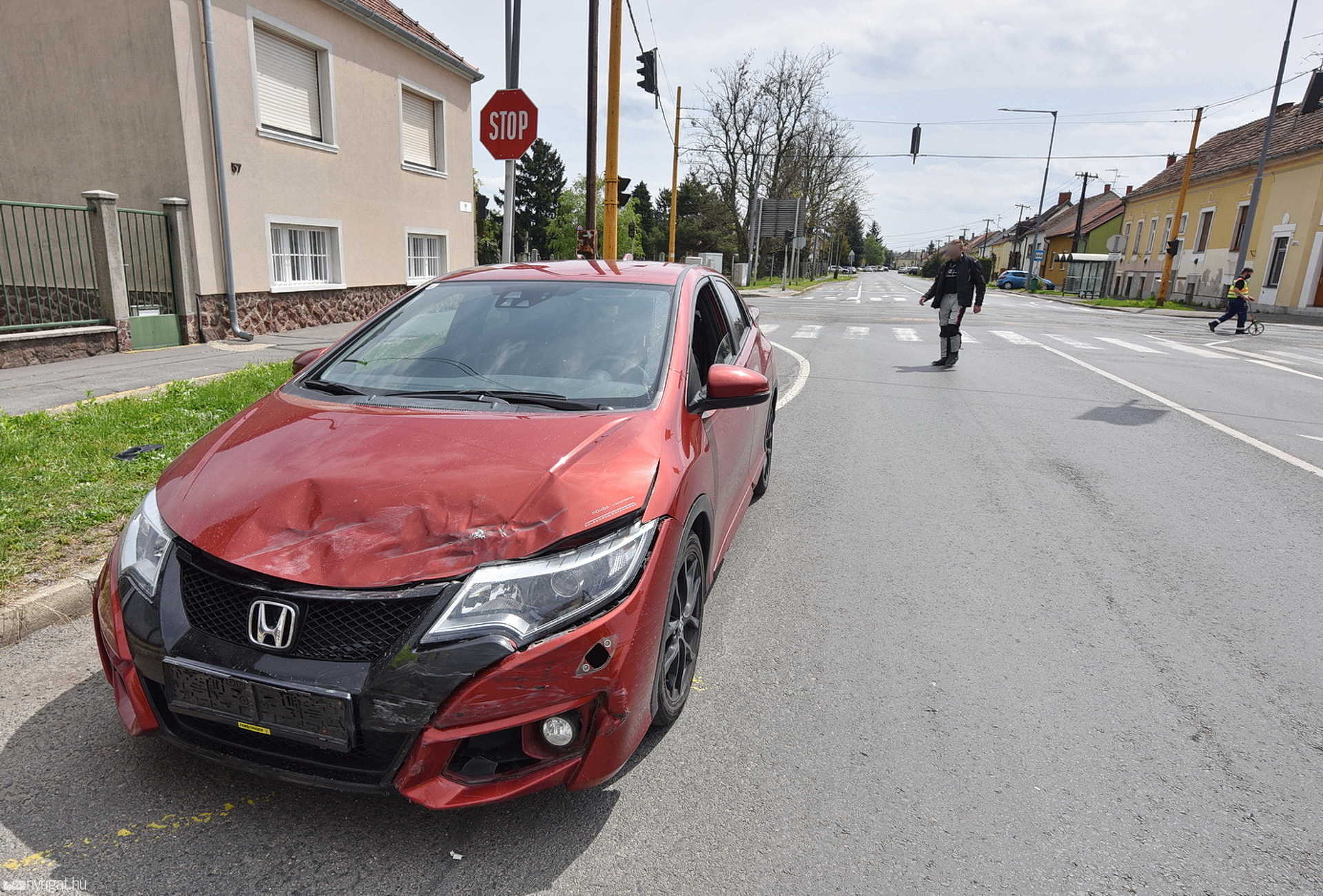 A Honda az Állj, elsőbbségadás kötelező! tábla ellenére hajtott be a kereszteződésbe