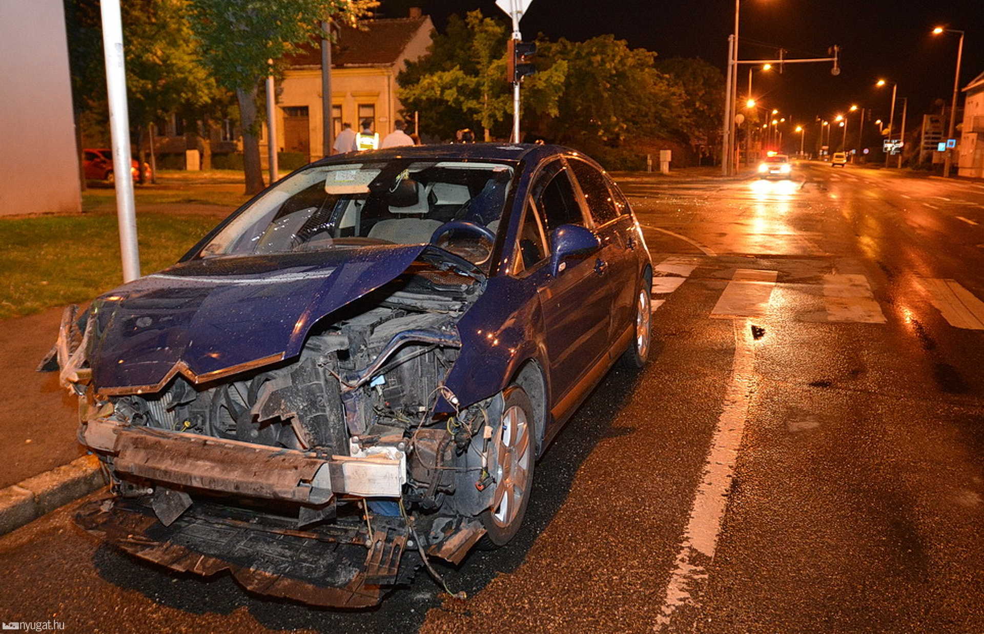 A Citroen eleje összetörött, sofőrje karcolás nélkül megúszta