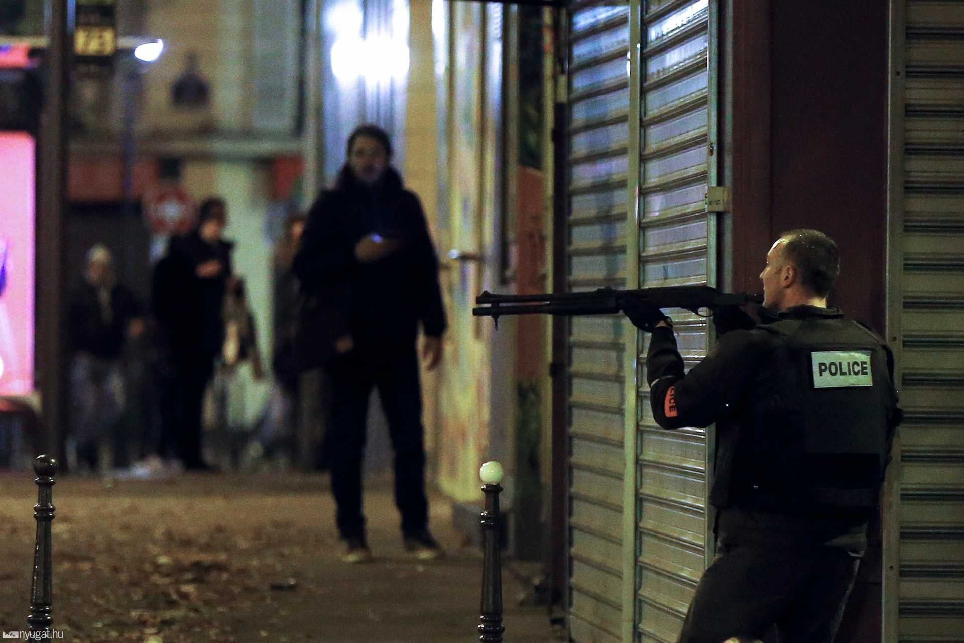 Egy rendőr fedezi társait a Le Petit Cambodge étteremnél