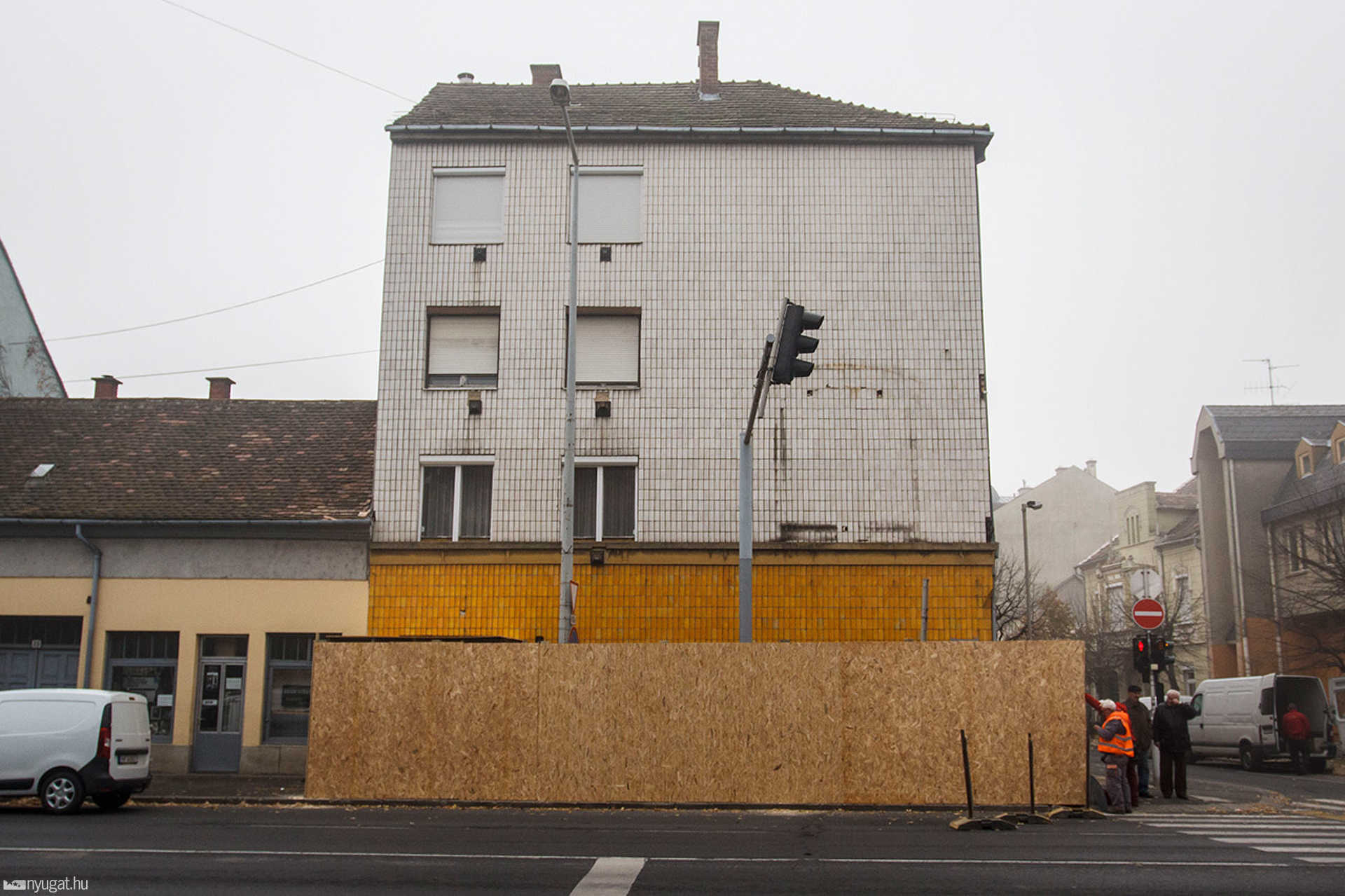 Lezárt járdaszakasz a Petőfi Sándor utcában