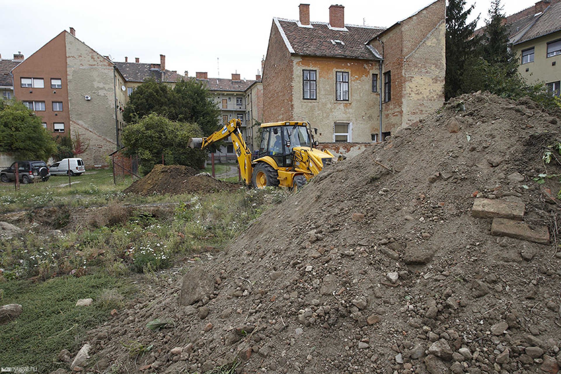 Épül a parkolóház