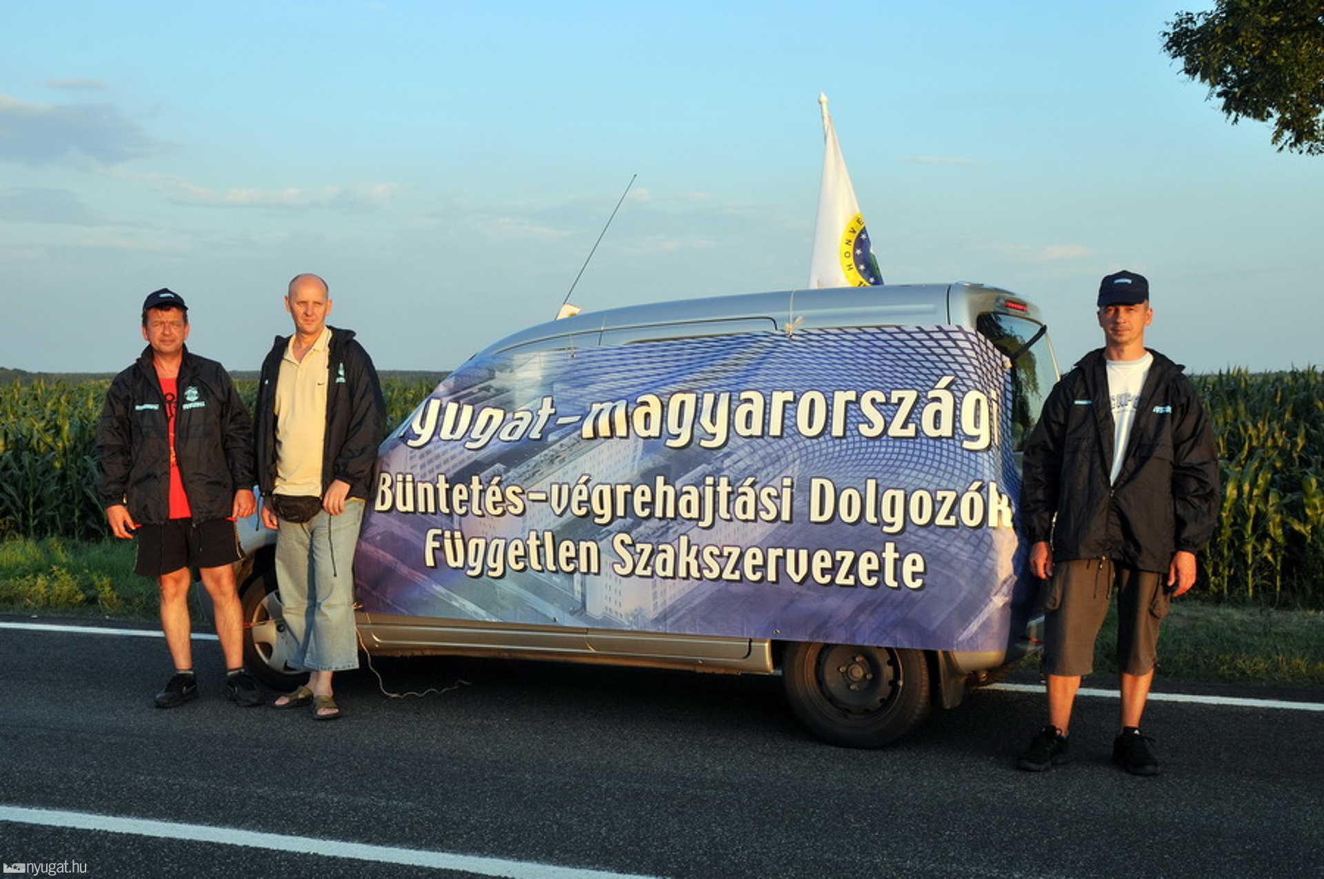 Szakszervezeti demonstráció a 86-os úton, Vépnél