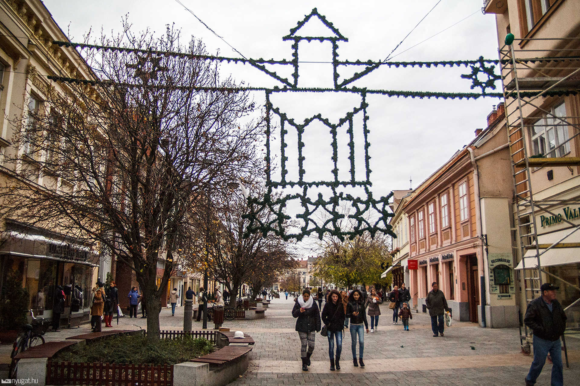 Fő tér karácsonyi díszítés