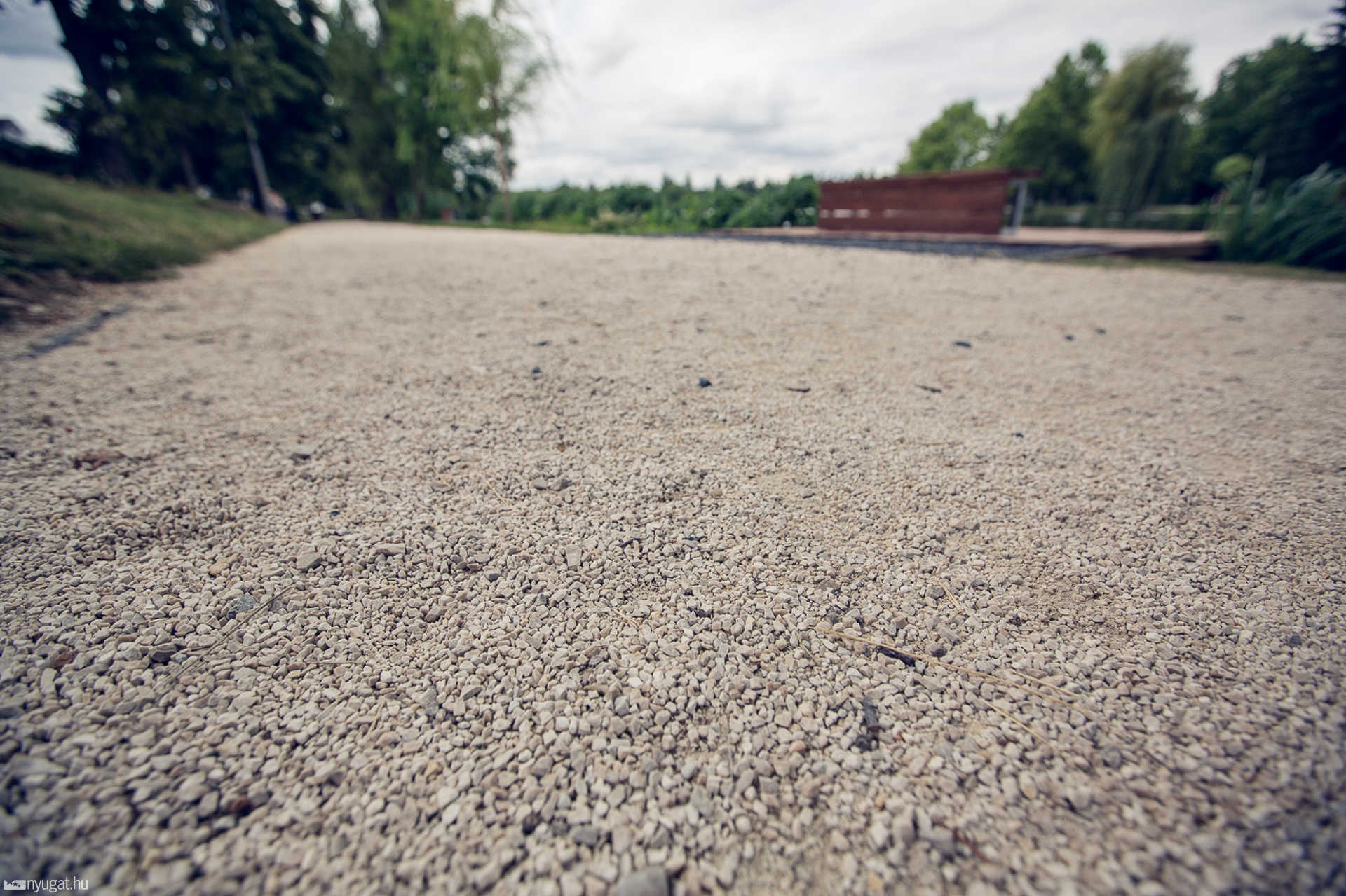 Kavicsréteg a felújított Csónakázótónál