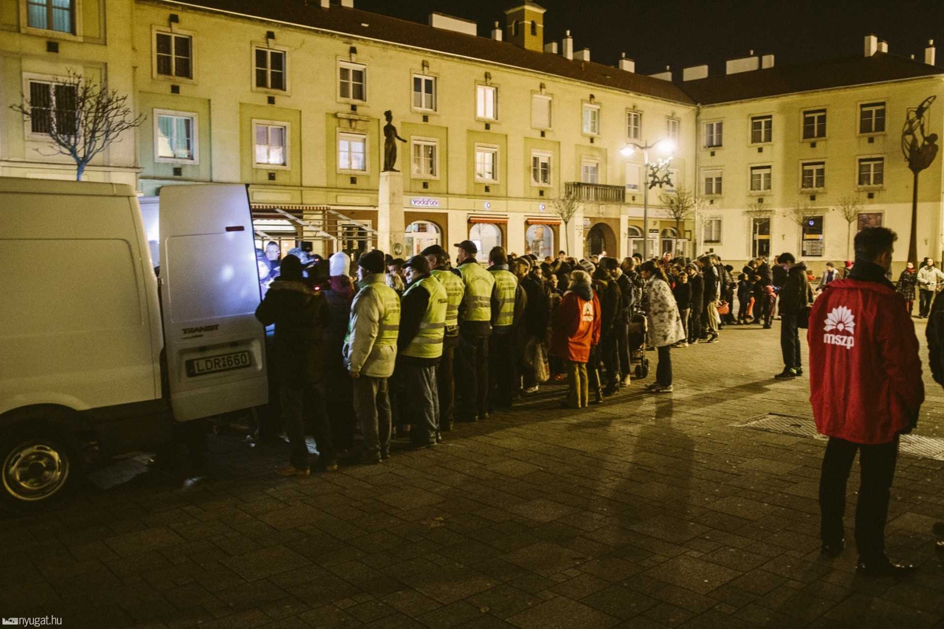 Ételosztás a Megyebál előtt