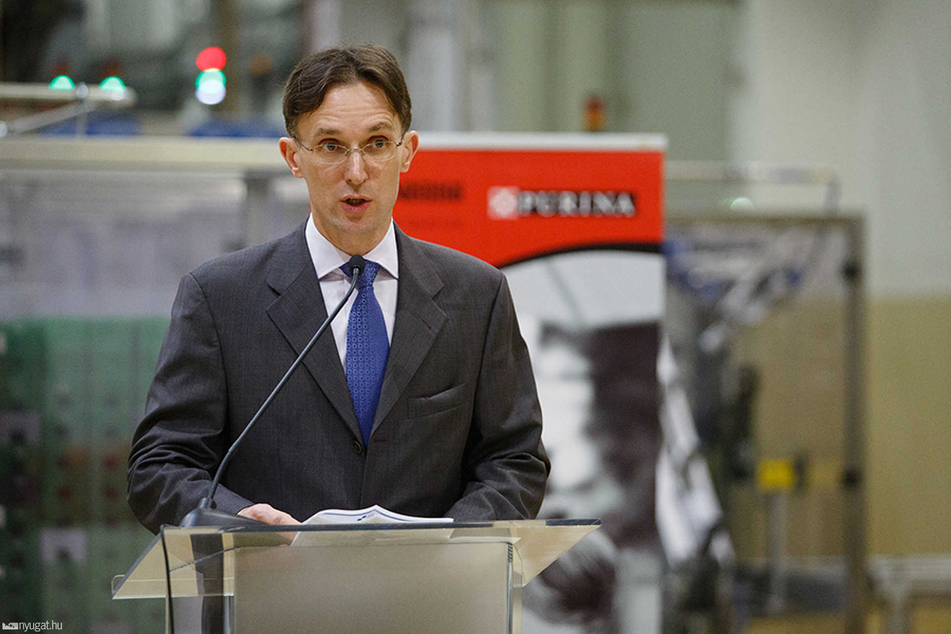 Andrew Ethell a Nestlé gyáregység-avatóján Bükön