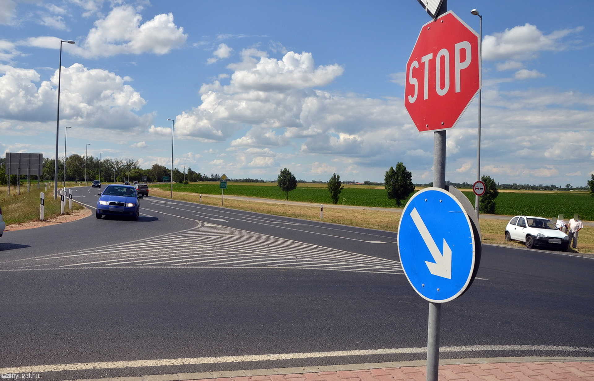Idős sofőr okozott balesetet a 84-es főúton, Sárvárnál