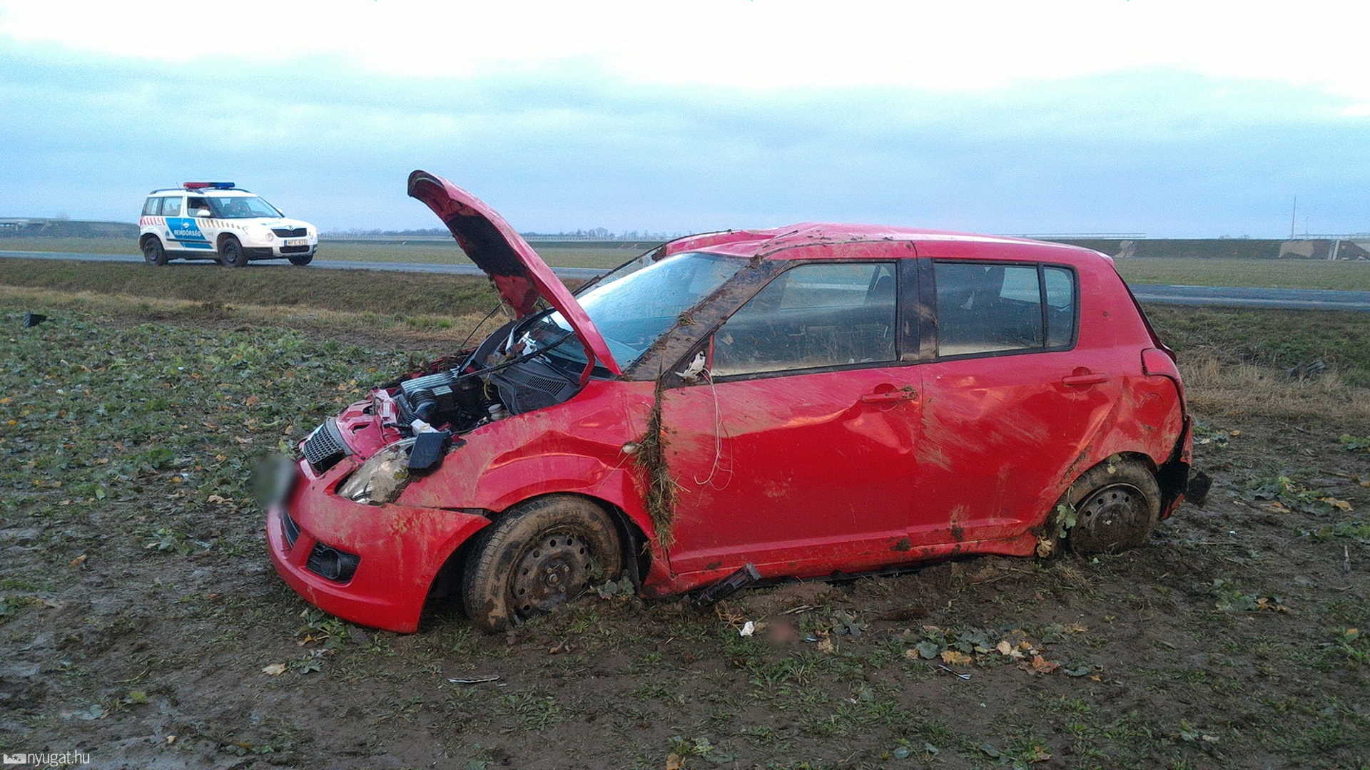 Kiegyenesítette a kanyart, többször átpördült a tetején a Suzuki
