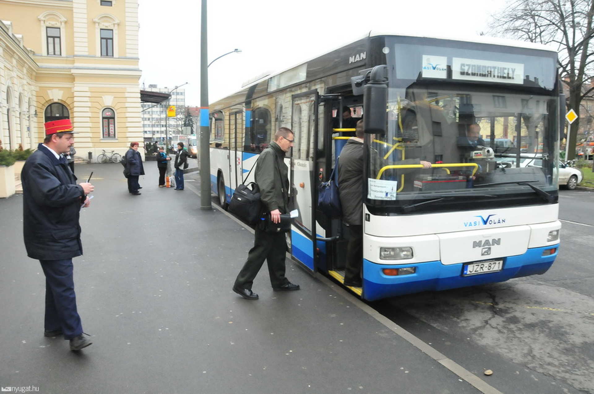 Vonatpótló gumikerekű indul a kettes beállóból. A lámpaoszlop mellett kérjük vigyázzanak!