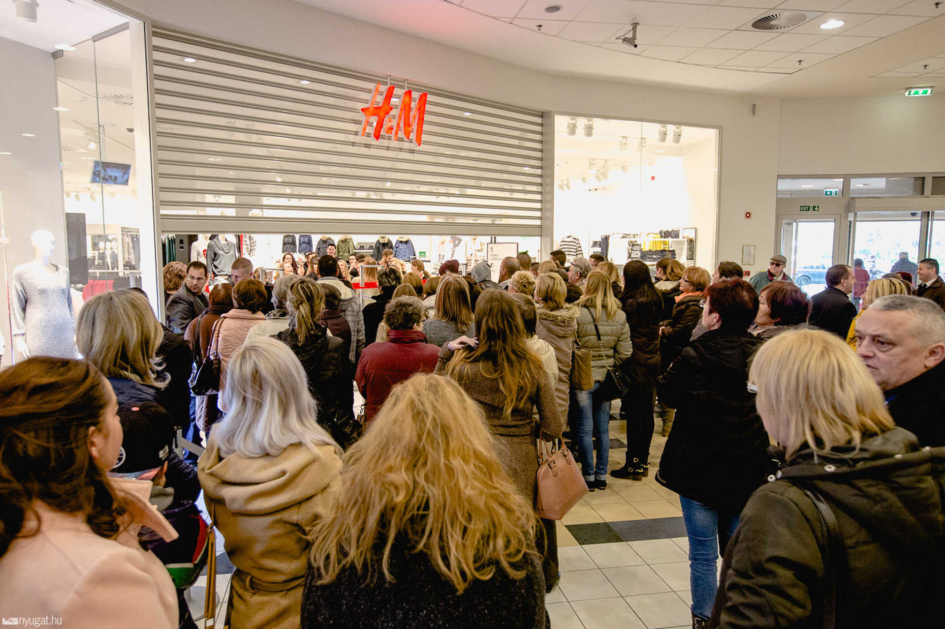 Megnyitott a H&M a Savaria Plázában