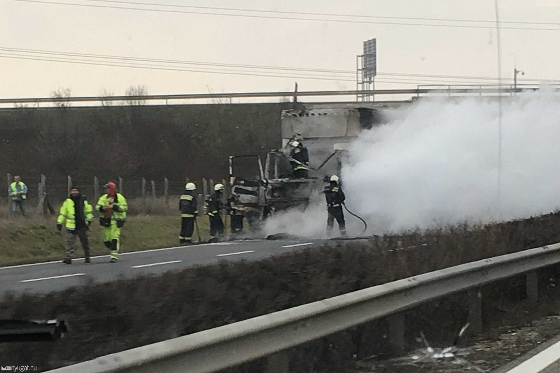 Kamion oltása az M1 autópályán