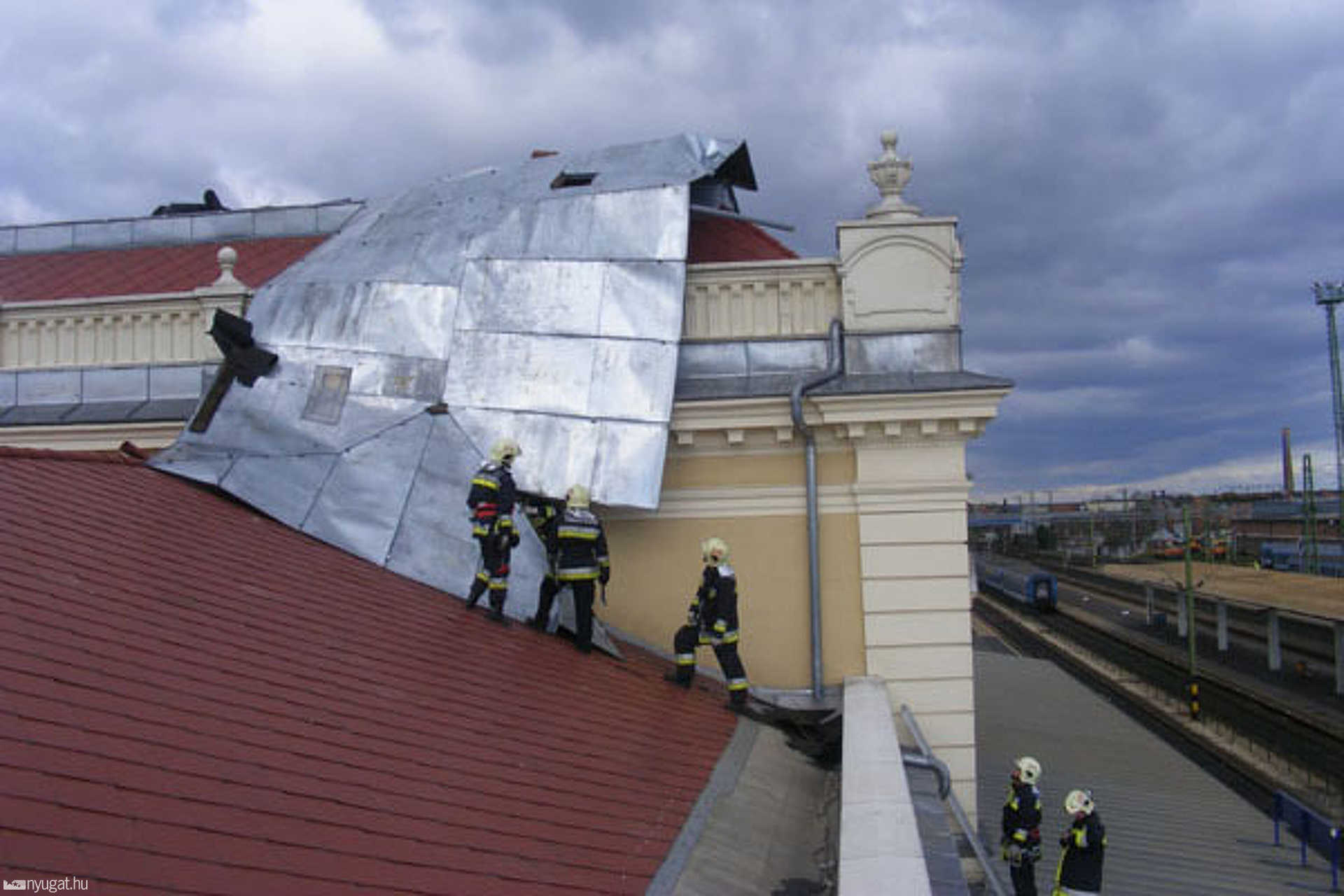Tűzoltók bádogbontása a vasúton