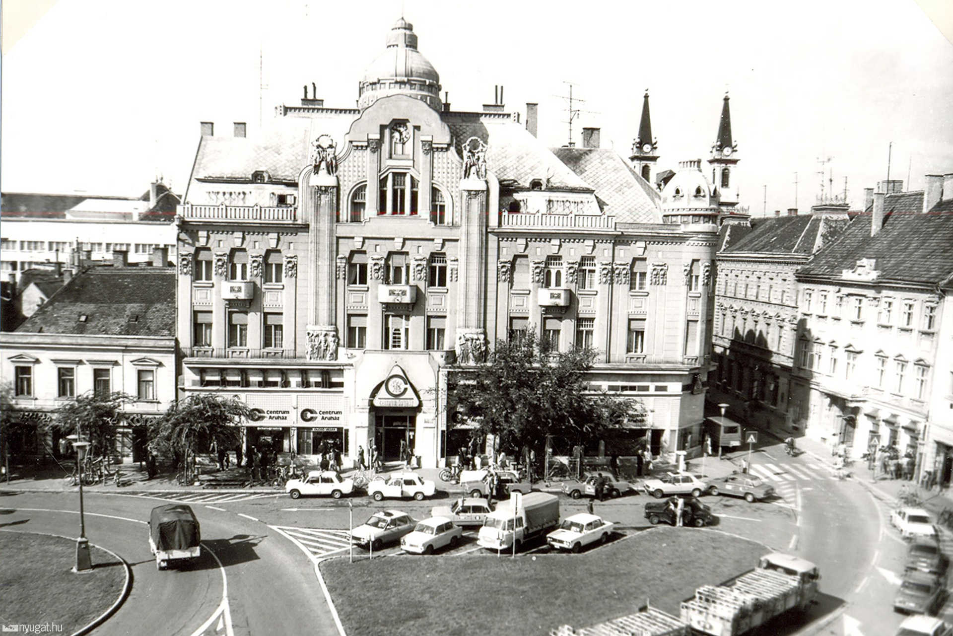 Centrum Áruház, Fő tér