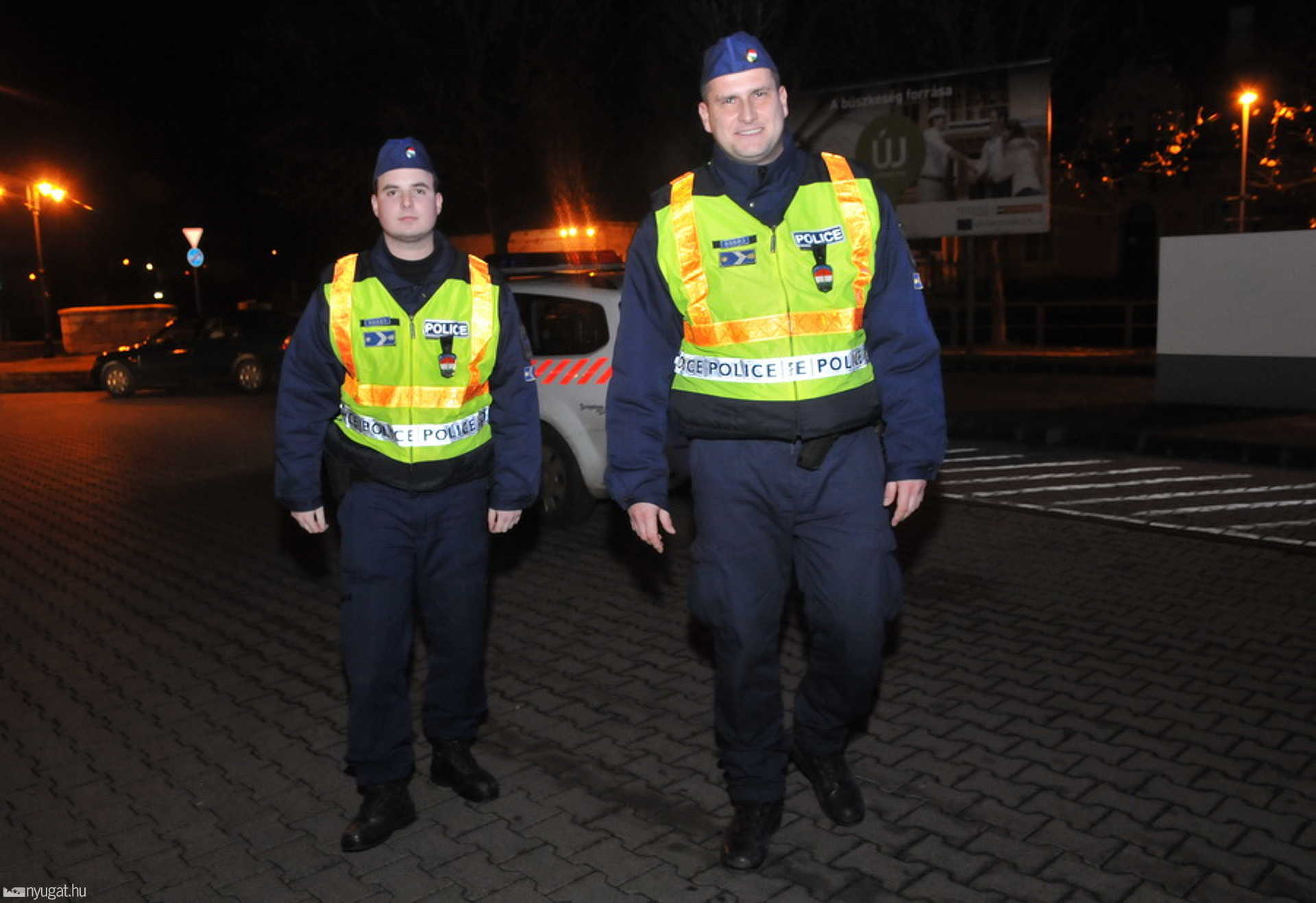 Szenteste járőröző rendőrök az Óperint utcában