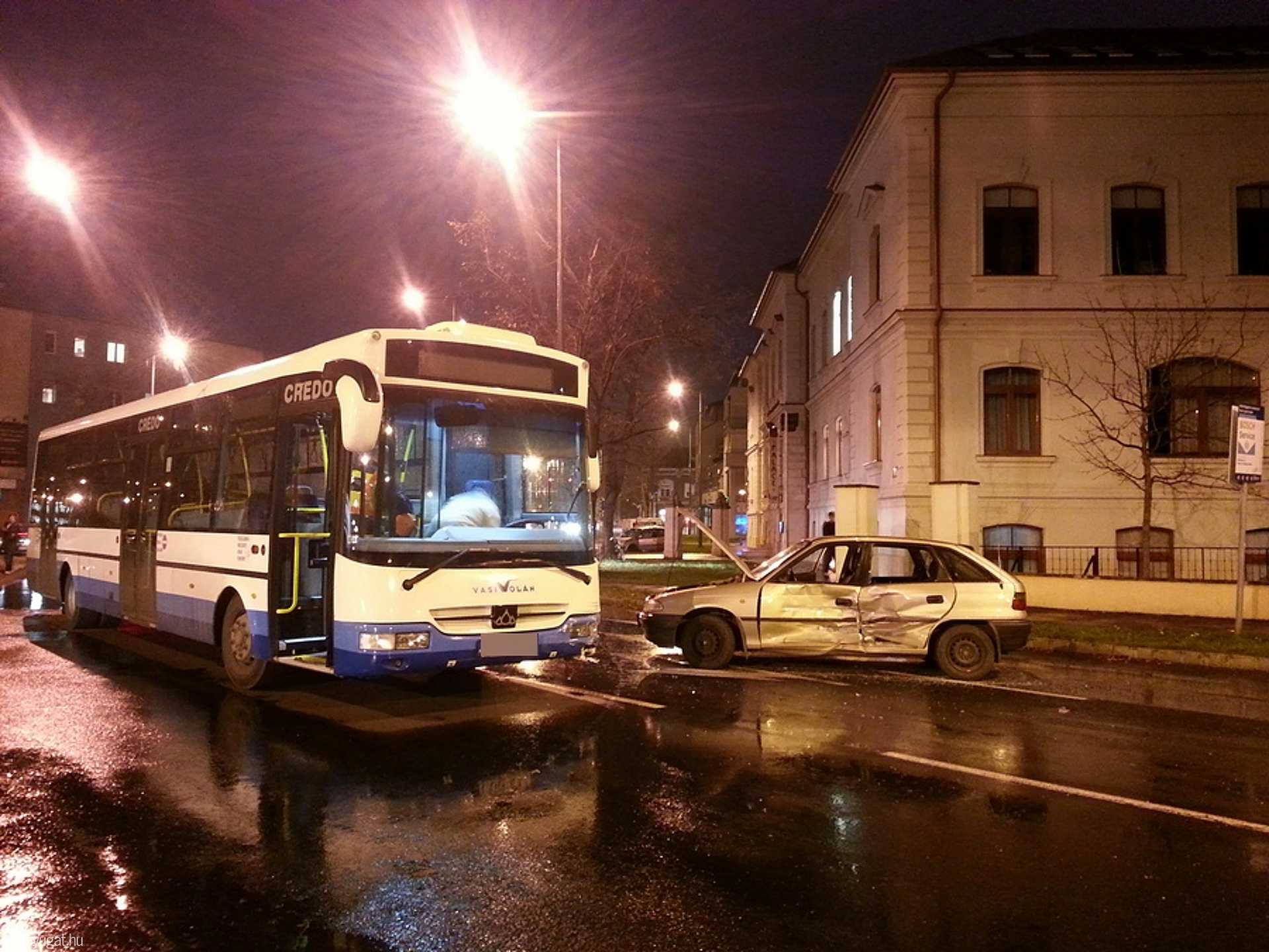 Buszbaleset a Semmelweis utcában