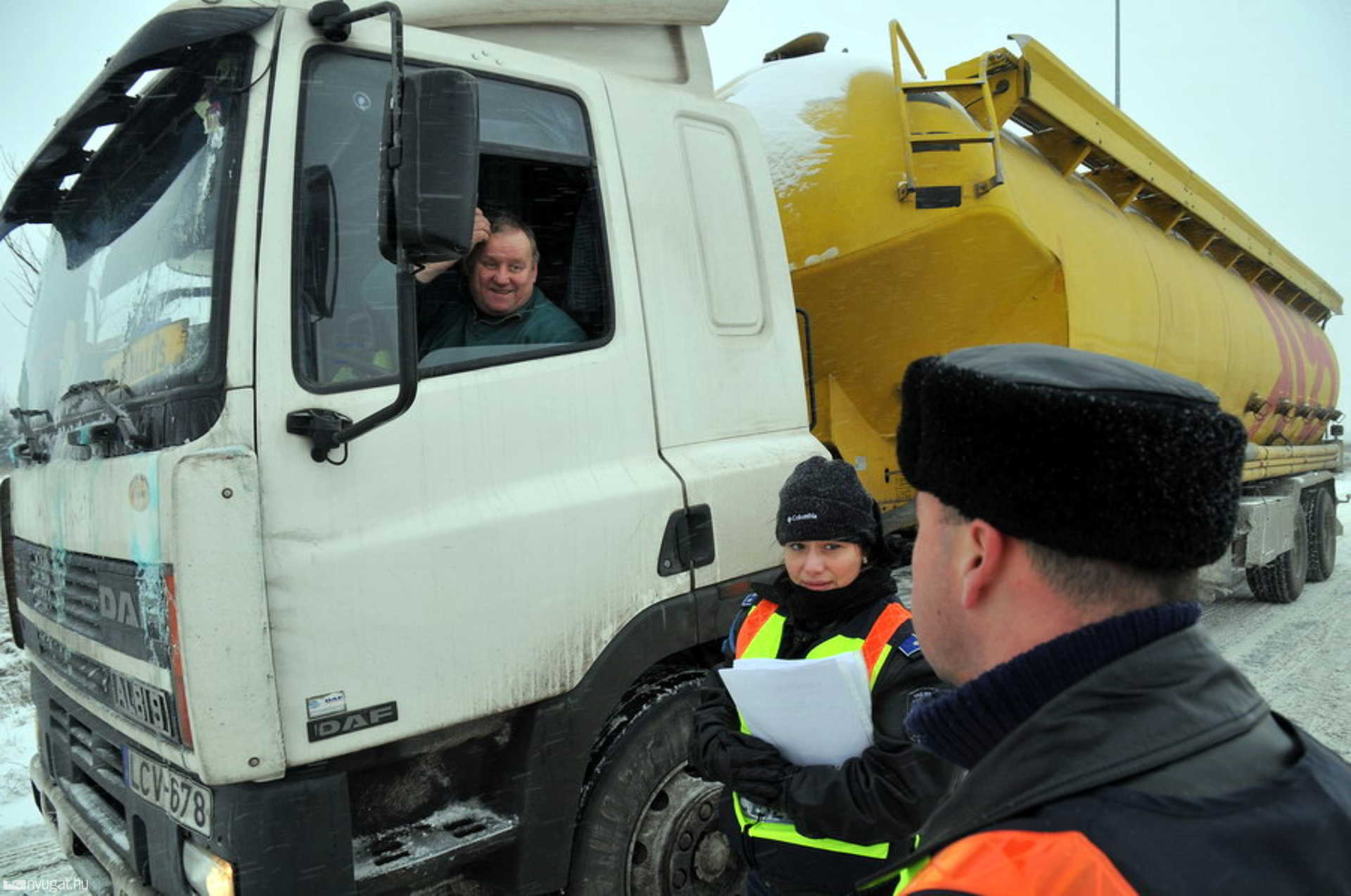 Sok új kép a havas utakról és a kamionok 