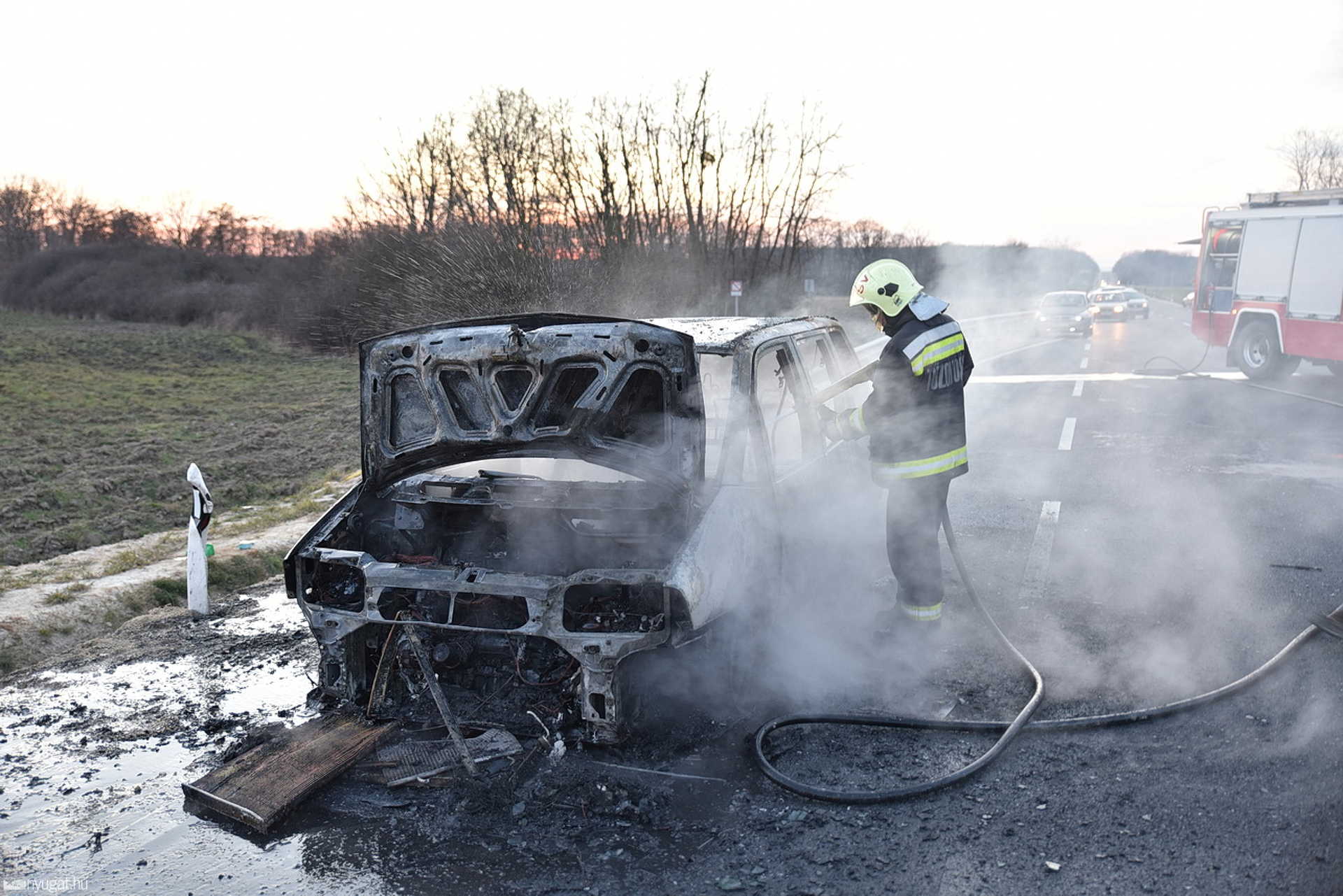Kiégett egy Citroen a 88-as főúton, Sárvár közelében
