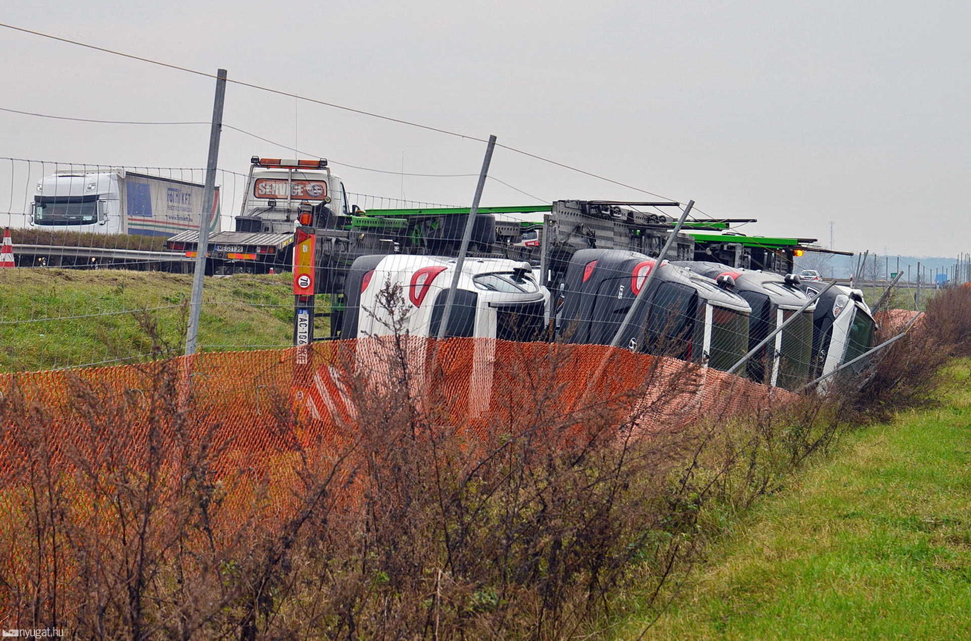 Autószállító tréler balesete az M1-es autópályán, Győrnél