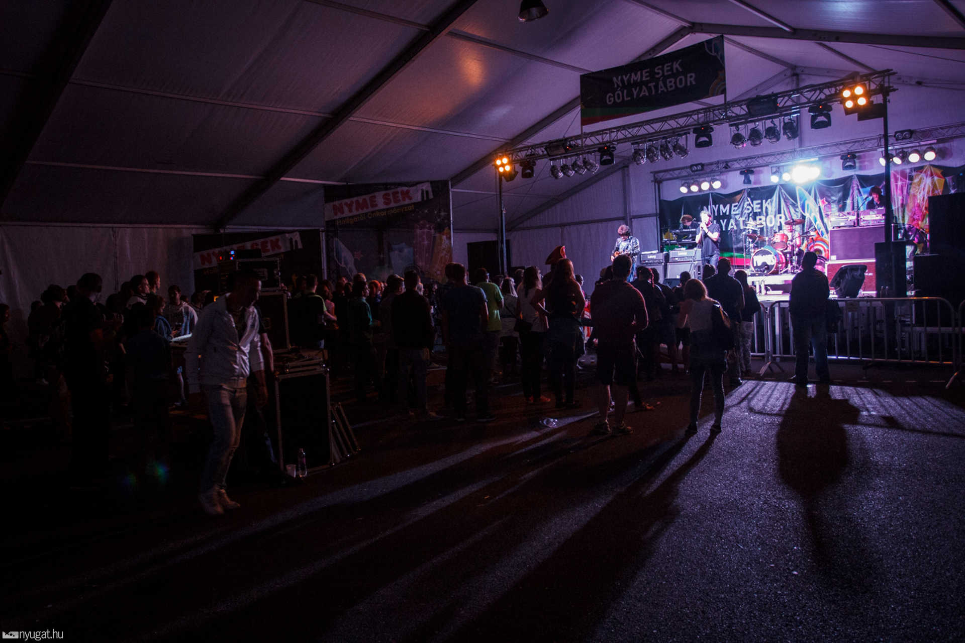 Piramis-koncert a NymE SEK gólyatáborában