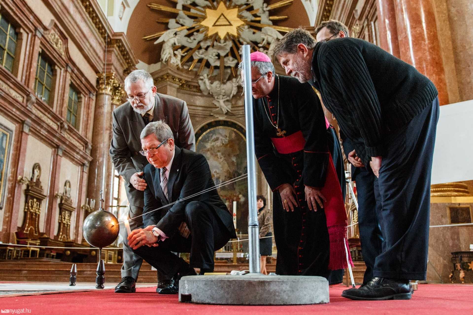 Focault-féle ingakísérlet a Székesegyházban