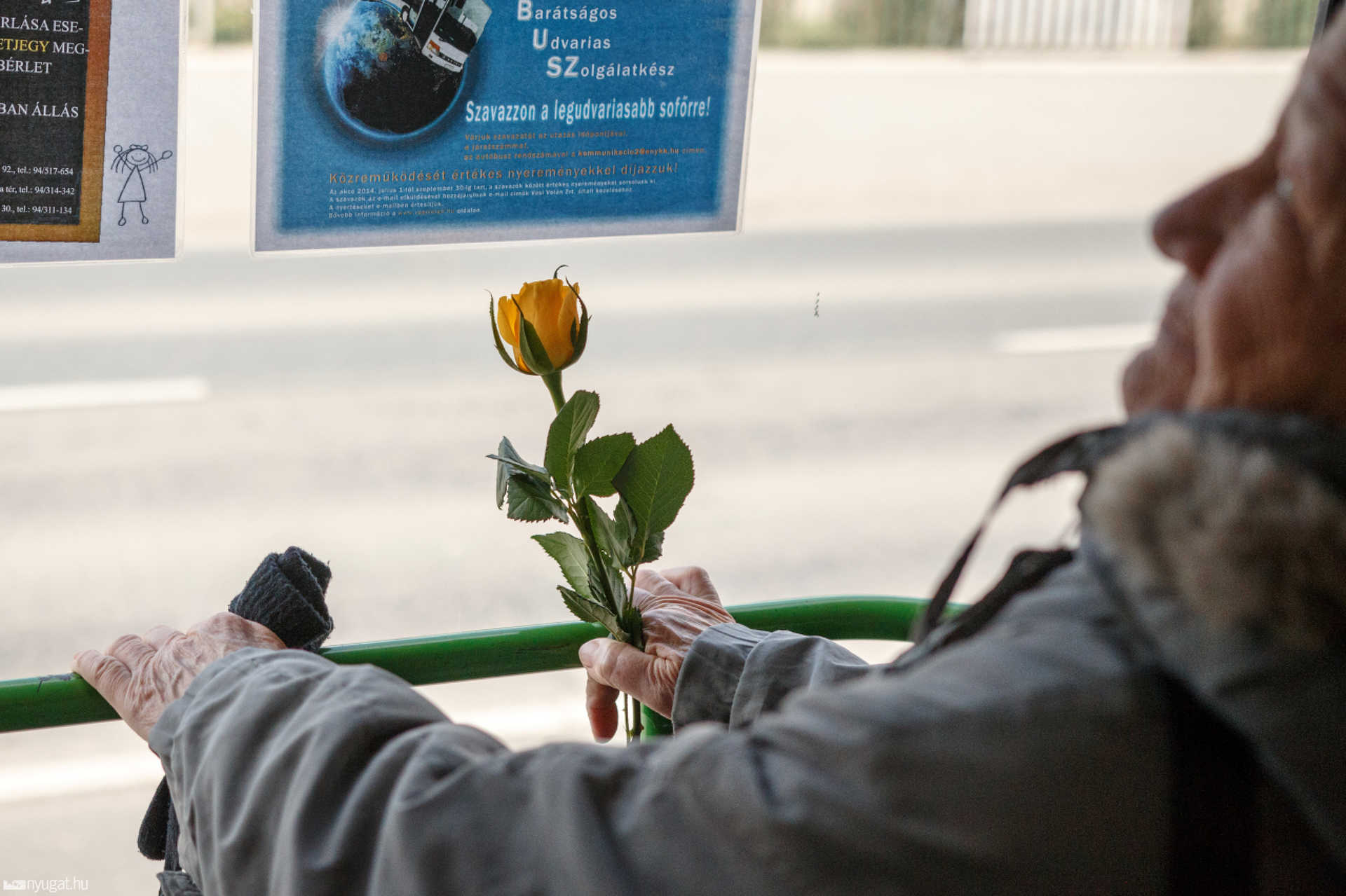 Szombathelyi Nők fotókiállítás a 30Y buszon